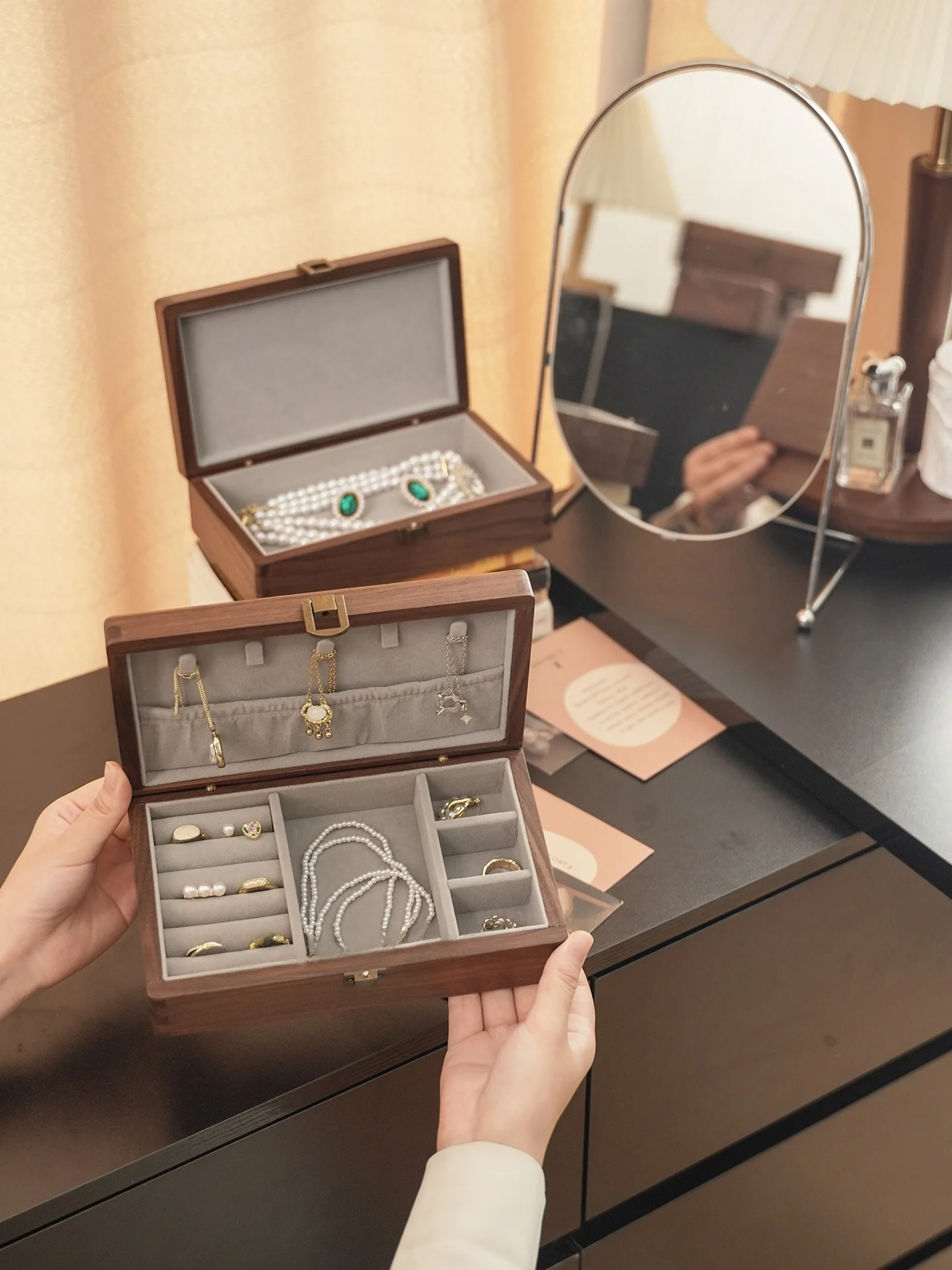 Элегантная шкатулка для украшений Ele Multi-Carent Bla Walnut с внутренней застежкой, высококачественный органайзер для хранения ценных аксессуаров
Элегантная шкатулка для украшений Ele Multi-Carent Bla Walnut с внутренней застежкой, высококачественный органайзер для хранения ценных аксессуаров