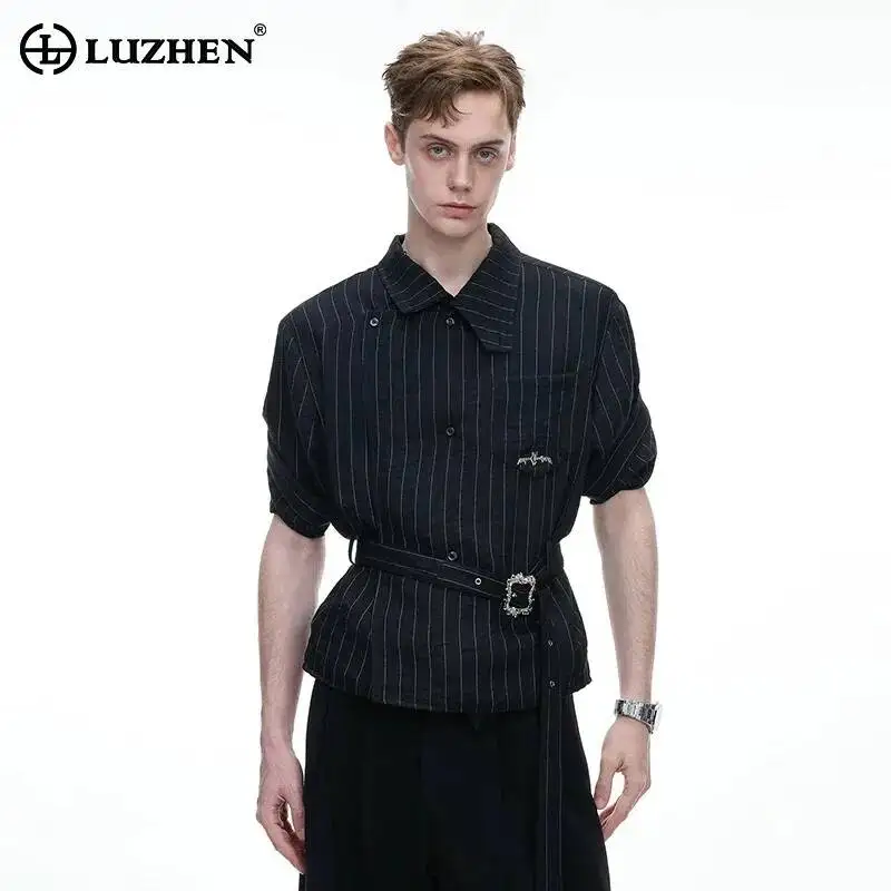 LUZHEN 2026 Summer Stripe Printed Stand Neck Belt Decorate Pockets Short Sleeve Shirts Men's Stylish Handsome Luxury Tops JY7455
LUZHEN 2026 Summer Stripe Printed Stand Neck Belt Decorate Pockets Short Sleeve Shirts Men's Stylish Handsome Luxury Tops JY7455