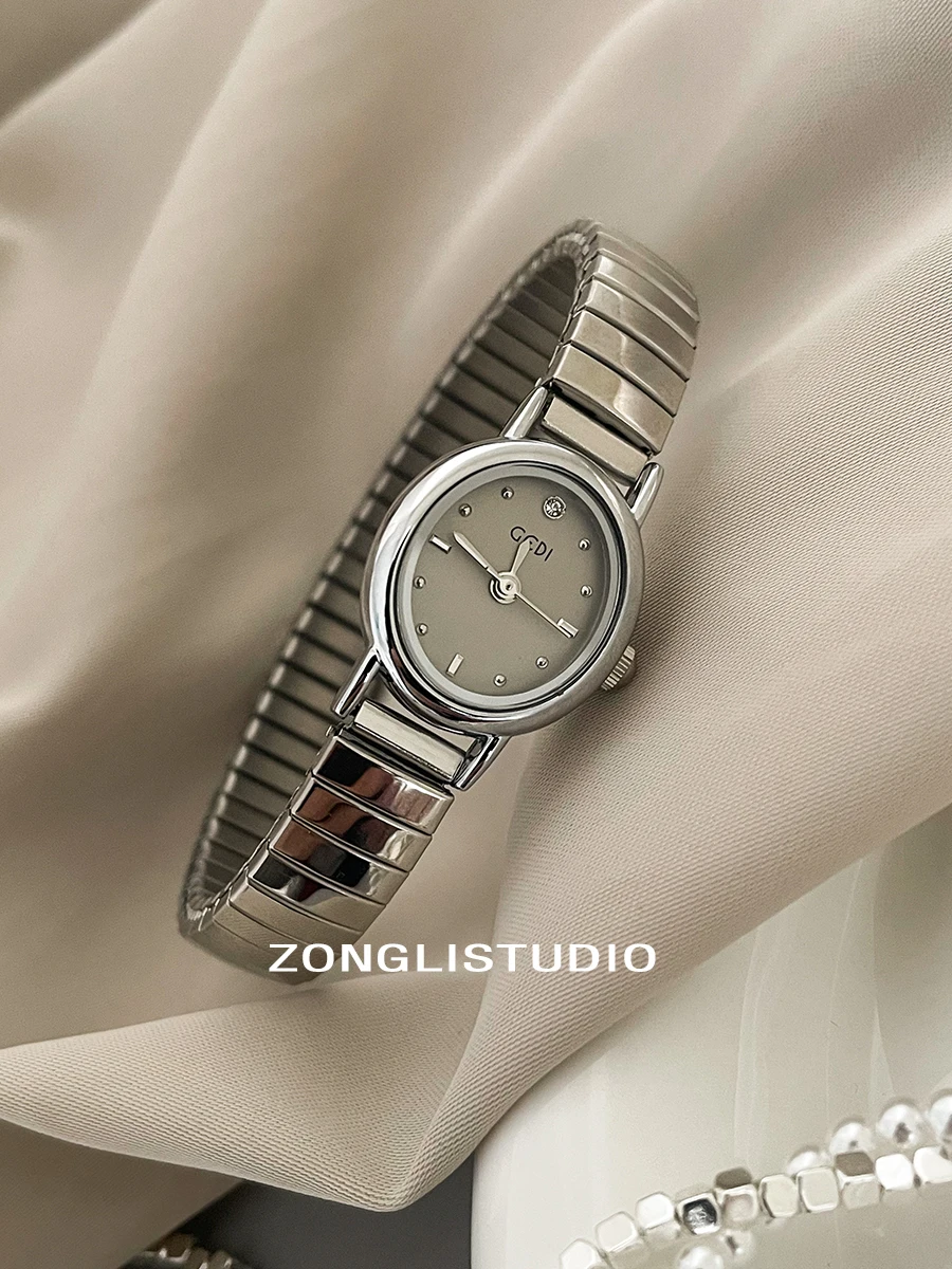 StylishAndVersatile Women'S WatchWithAnOvalDial And ElasticStrapTrendyWomen'S WatchPerfect Gift For Women; Luxury Women'S Watch.
StylishAndVersatile Women'S WatchWithAnOvalDial And ElasticStrapTrendyWomen'S WatchPerfect Gift For Women; Luxury Women'S Watch.