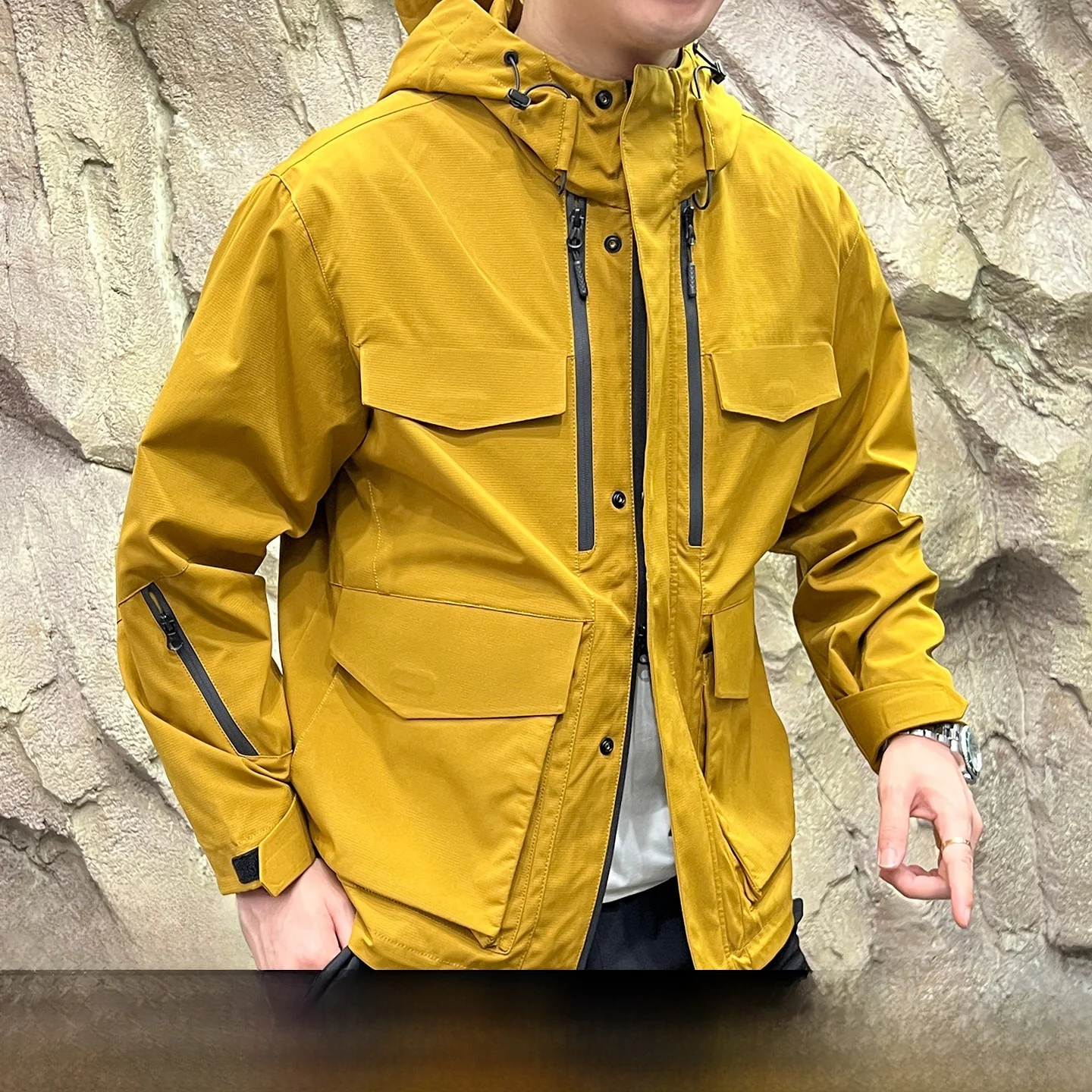 Водонепроницаемая мужская куртка для активного отдыха, свободного кроя, с капюшоном, однотонная, универсальная, осенняя, из полиэстера, с длинными рукавами, на молнии
Водонепроницаемая мужская куртка для активного отдыха, свободного кроя, с капюшоном, однотонная, универсальная, осенняя, из полиэстера, с длинными рукавами, на молнии