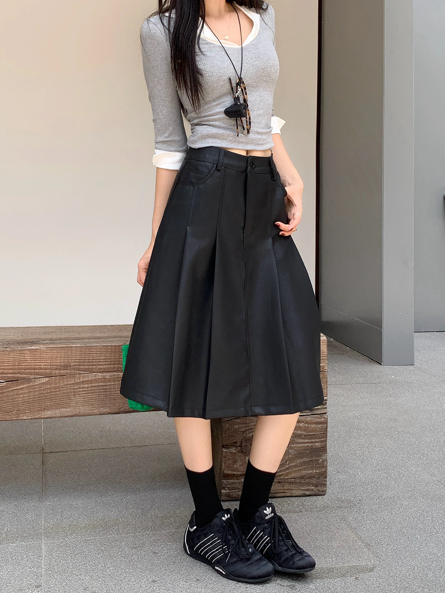 Black High Waist Washed PU Leather Skirt Retro Style Women's Early Summer New Pleated A-Line Skirt Commute Korean Style
Black High Waist Washed PU Leather Skirt Retro Style Women's Early Summer New Pleated A-Line Skirt Commute Korean Style