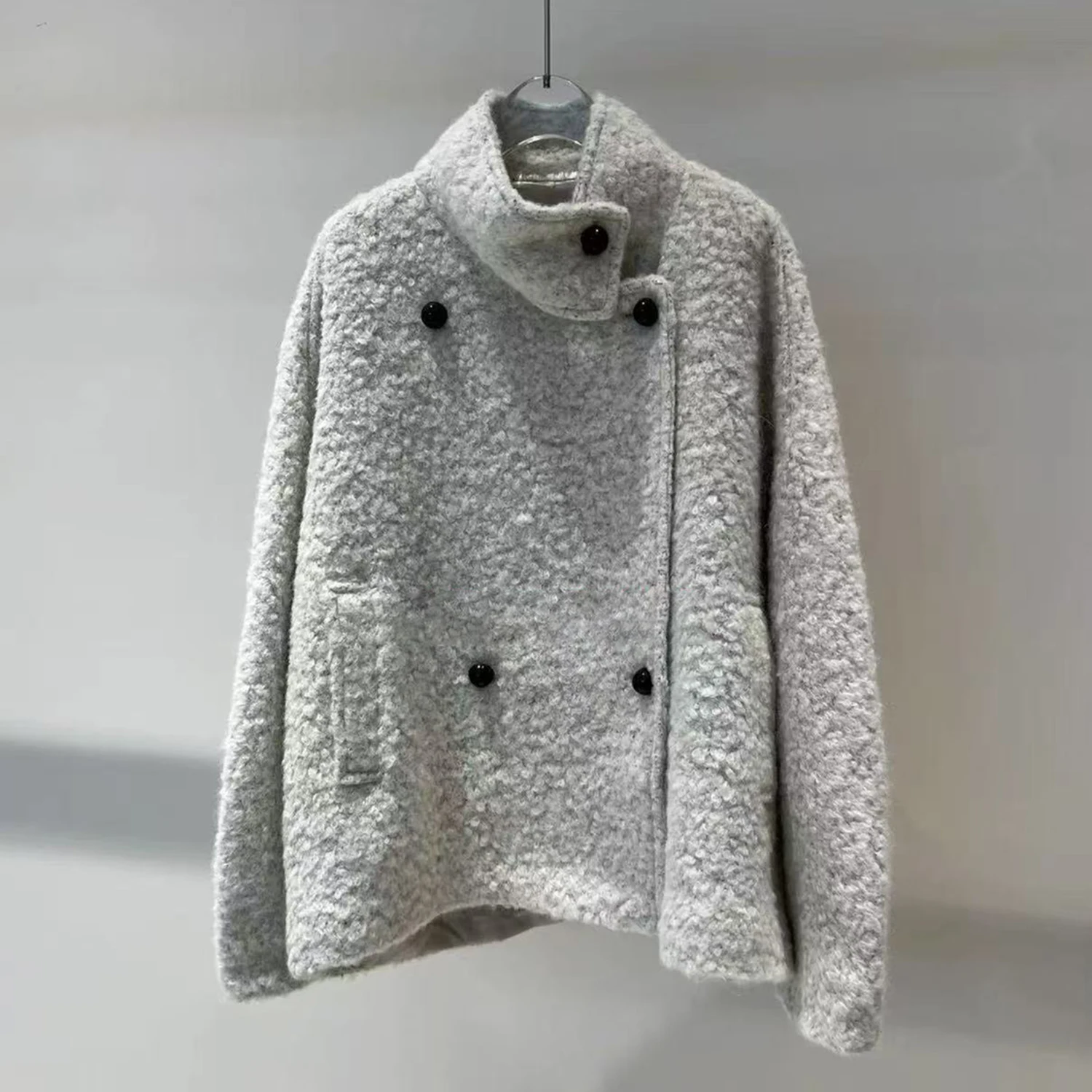 High-End Women's ort Woolen Jaet Double-Row Buttons Stand Collar Loose Fit Winter 2025 Faion Retro Sle Topwear
High-End Women's ort Woolen Jaet Double-Row Buttons Stand Collar Loose Fit Winter 2025 Faion Retro Sle Topwear