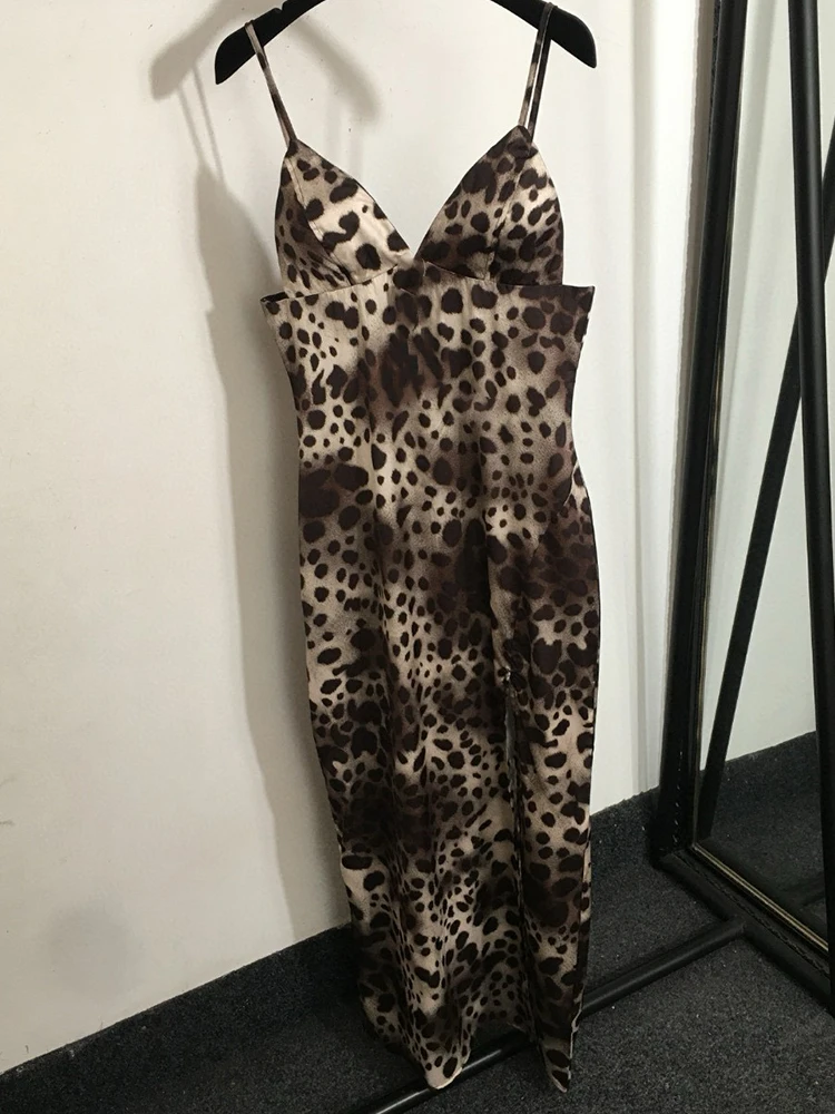 Fashion sexy V-neck backless leopard print suspender dress 2025 summer women's new slim split hip dress
Fashion sexy V-neck backless leopard print suspender dress 2025 summer women's new slim split hip dress