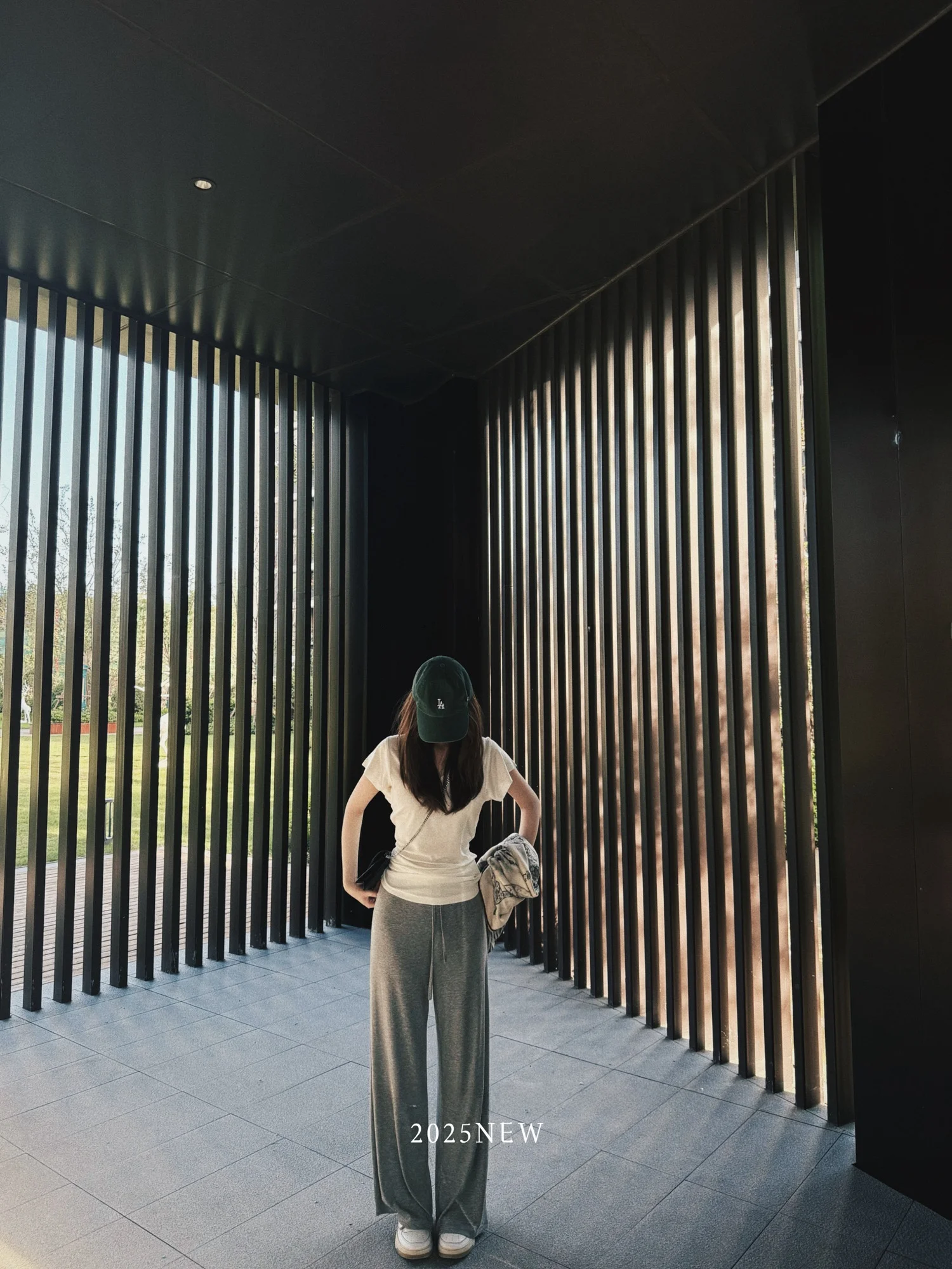 Libby White Silk Wool ort Sve T-irt Women Loose Waist Inward Slim Silhouette V-Ne Casual Sle Faion Design
Libby White Silk Wool ort Sve T-irt Women Loose Waist Inward Slim Silhouette V-Ne Casual Sle Faion Design