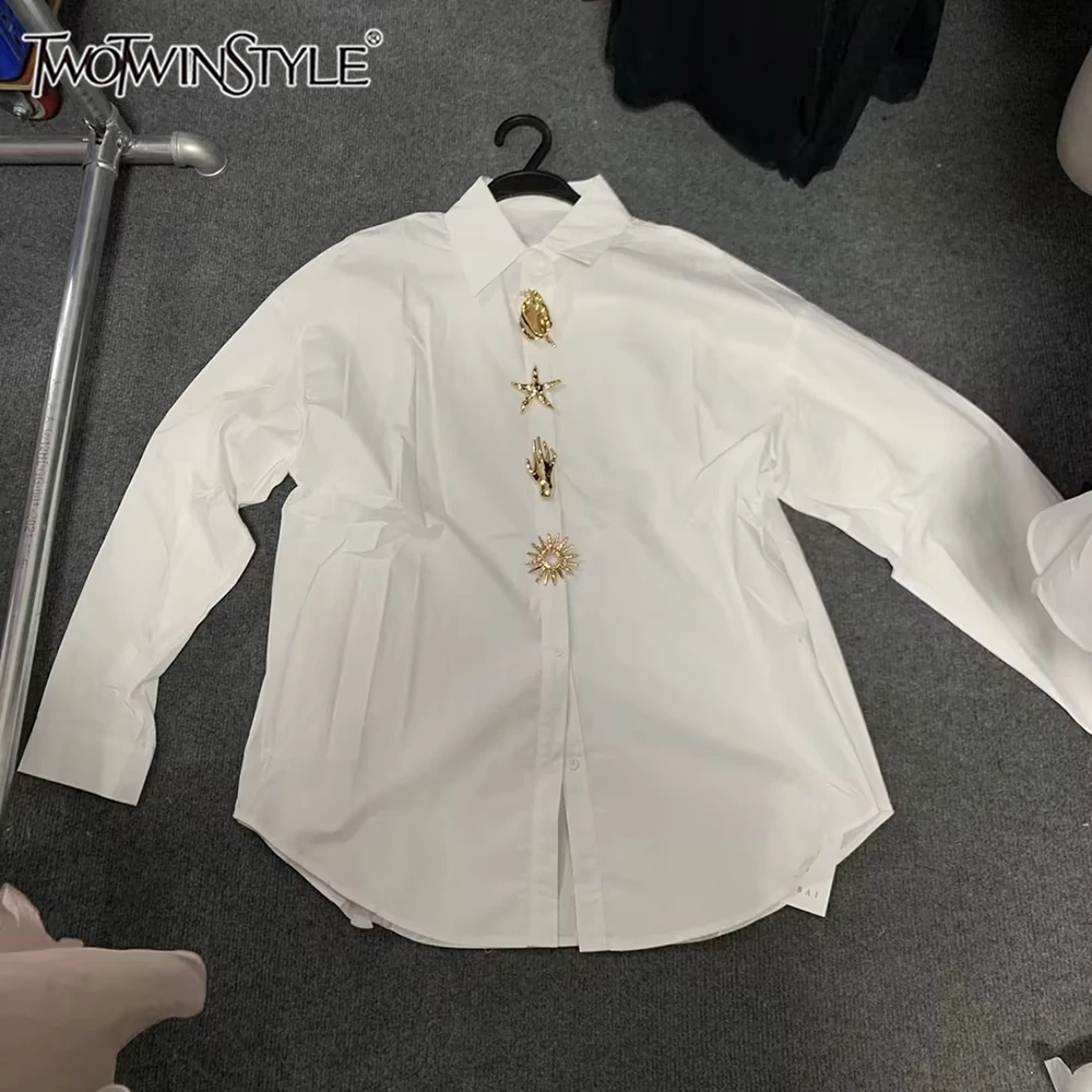 Элегантная однотонная свободная рубашка TWOTWINSTYLE для женщин с отложным воротником, длинными рукавами и пуговицами, весенняя повседневная рубашка, новинка KBL560207
Элегантная однотонная свободная рубашка TWOTWINSTYLE для женщин с отложным воротником, длинными рукавами и пуговицами, весенняя повседневная рубашка, новинка KBL560207