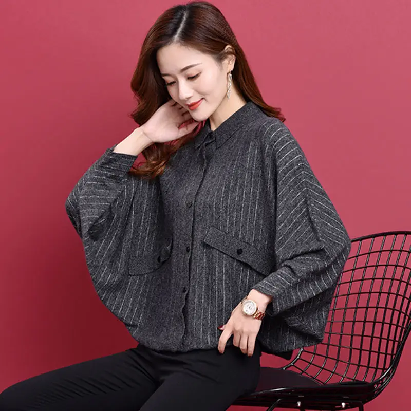 Loose bat sleeve knitted sweater women autumn and winter Korean outside with bright silk knitted vertical stripes lapel sweater
Loose bat sleeve knitted sweater women autumn and winter Korean outside with bright silk knitted vertical stripes lapel sweater
