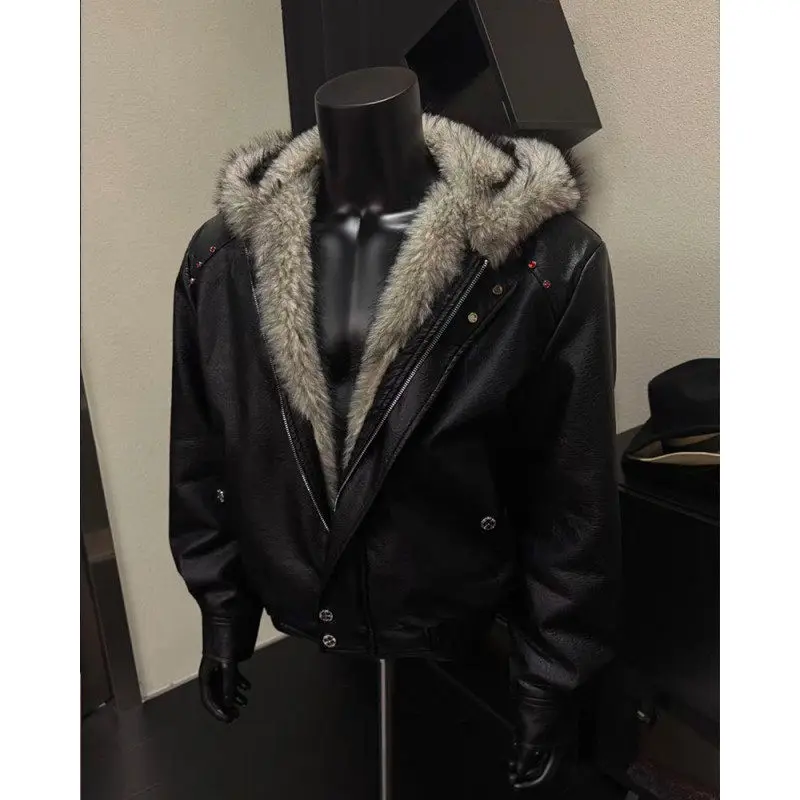 Мужское хлопковое пальто из искусственной кожи с капюшоном и отделкой из искусственного меха, теплое утепленное зимнее пальто в американском стиле High Street, деконструированный дизайн
Мужское хлопковое пальто из искусственной кожи с капюшоном и отделкой из искусственного меха, теплое утепленное зимнее пальто в американском стиле High Street, деконструированный дизайн