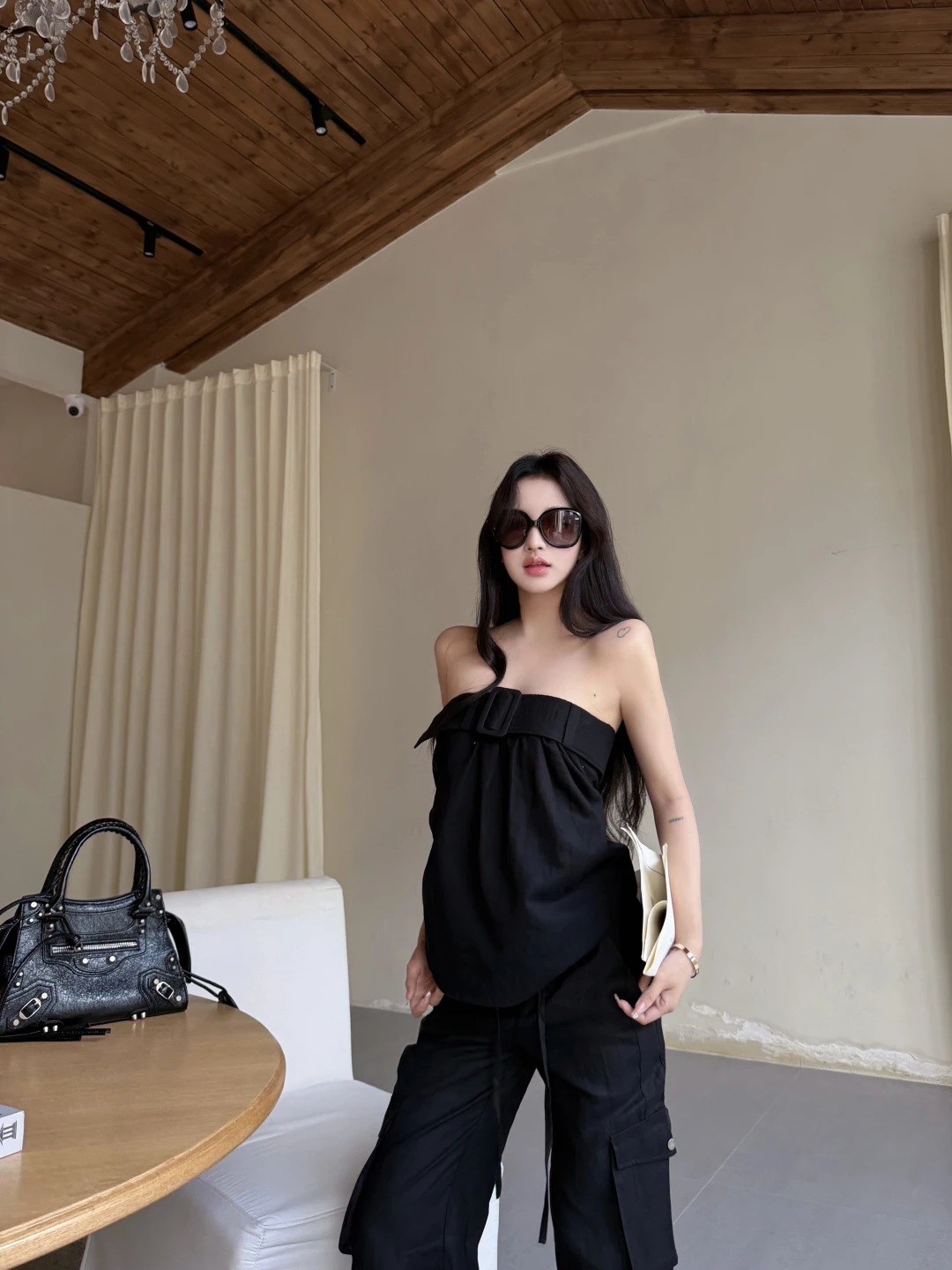 Adjustable Strapless Crop Top And High Waist Long Pants Two Piece Set for Women Summer Casual Outfit Black Color
Adjustable Strapless Crop Top And High Waist Long Pants Two Piece Set for Women Summer Casual Outfit Black Color