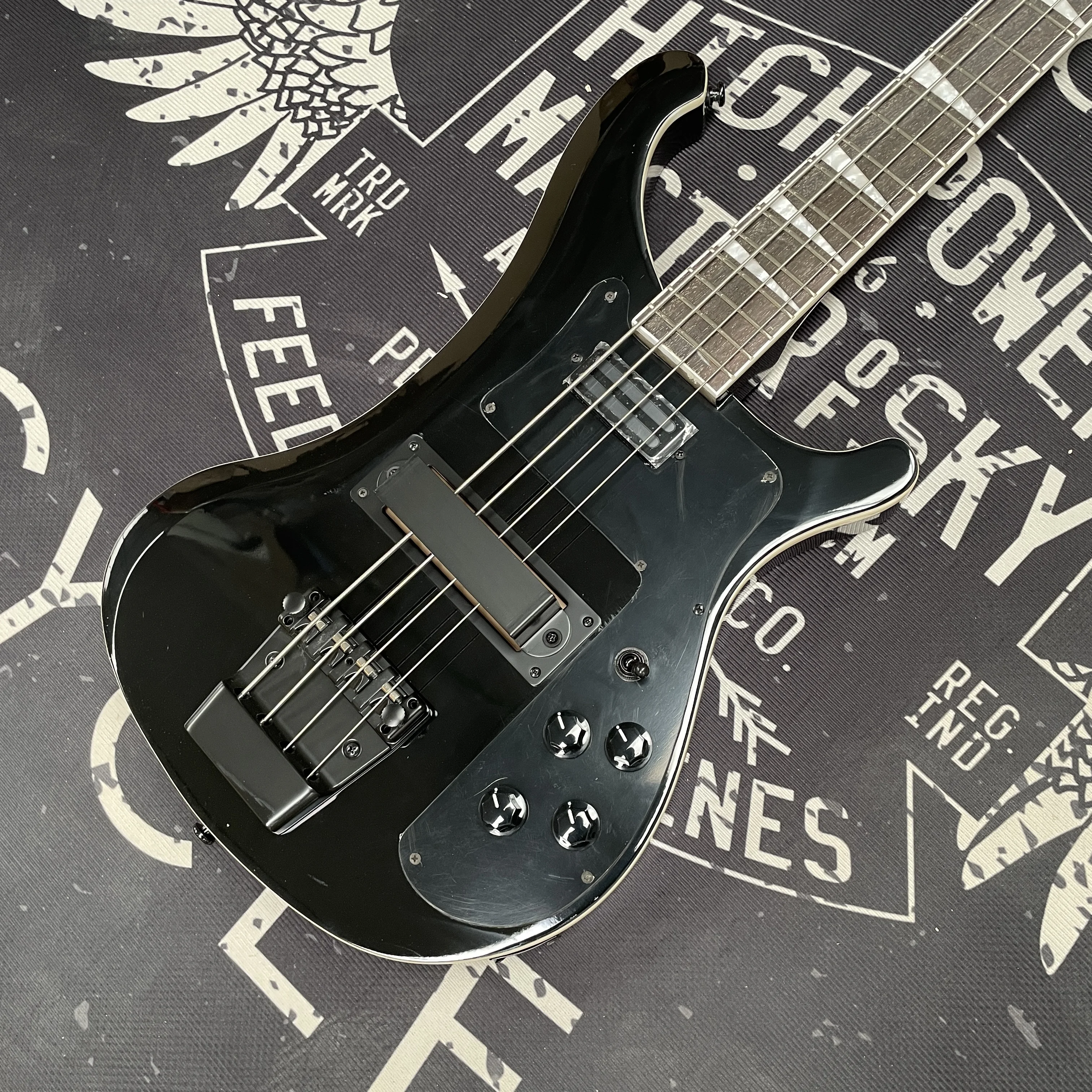 Black 4-String Electric Bass Guitar, Through-Neck Structure, High Sustain Guitars, Low String Action, Easy-To-Play Rock Guitarra
Black 4-String Electric Bass Guitar, Through-Neck Structure, High Sustain Guitars, Low String Action, Easy-To-Play Rock Guitarra