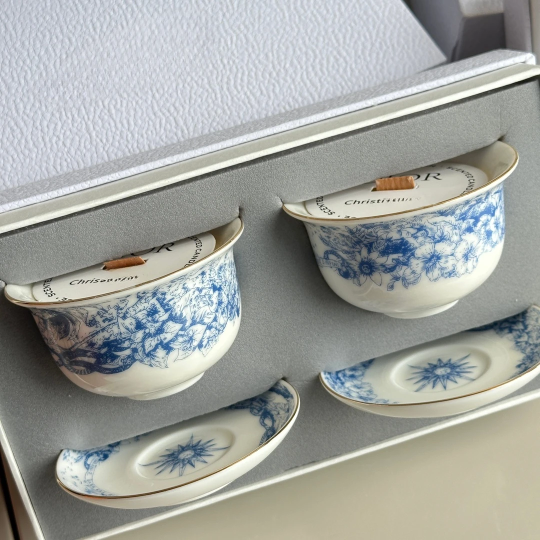 Light Luxury Scented Candle Gift Box Set, New Chinese Style Cover Bowl Ceramic Cup with Hand Gift Birthday Candle Stick Holder
Light Luxury Scented Candle Gift Box Set, New Chinese Style Cover Bowl Ceramic Cup with Hand Gift Birthday Candle Stick Holder