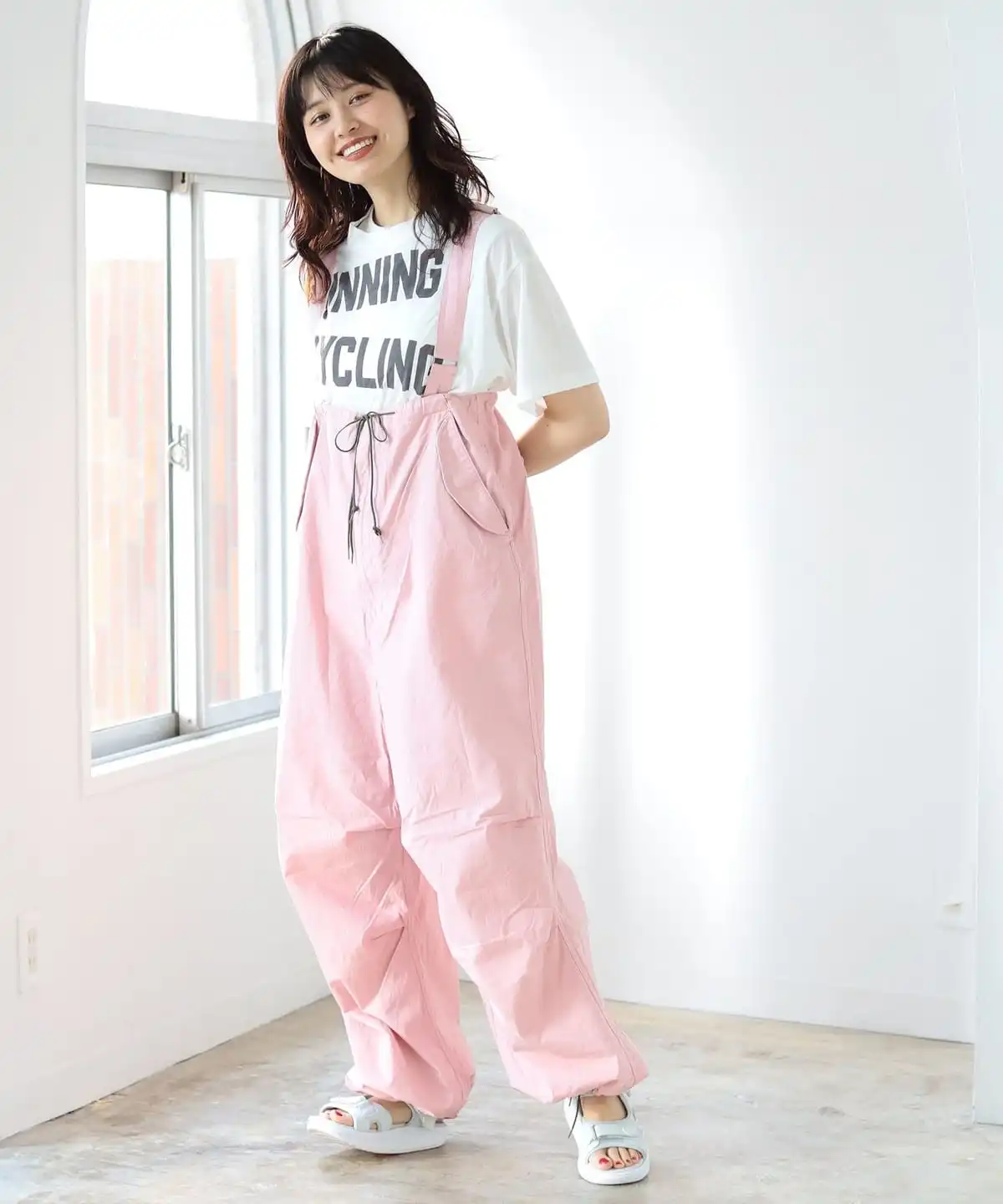 Весна 2025: Женские повседневные брюки-комбинезон с высокой талией, широкими штанинами, свободного кроя, из хлопка, в стиле ретро, универсальные, длинные
Весна 2025: Женские повседневные брюки-комбинезон с высокой талией, широкими штанинами, свободного кроя, из хлопка, в стиле ретро, универсальные, длинные