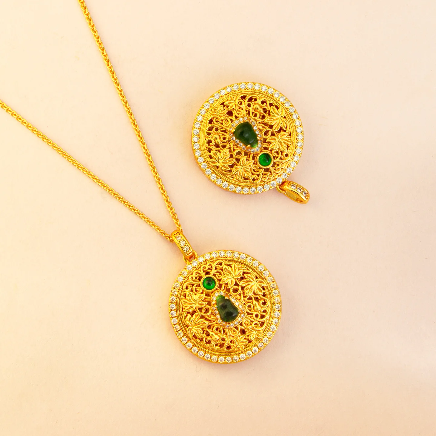 Gold shop 24K real gold inlaid green gourd compass necklace au999 retro palace pendant for girlfriend
Gold shop 24K real gold inlaid green gourd compass necklace au999 retro palace pendant for girlfriend