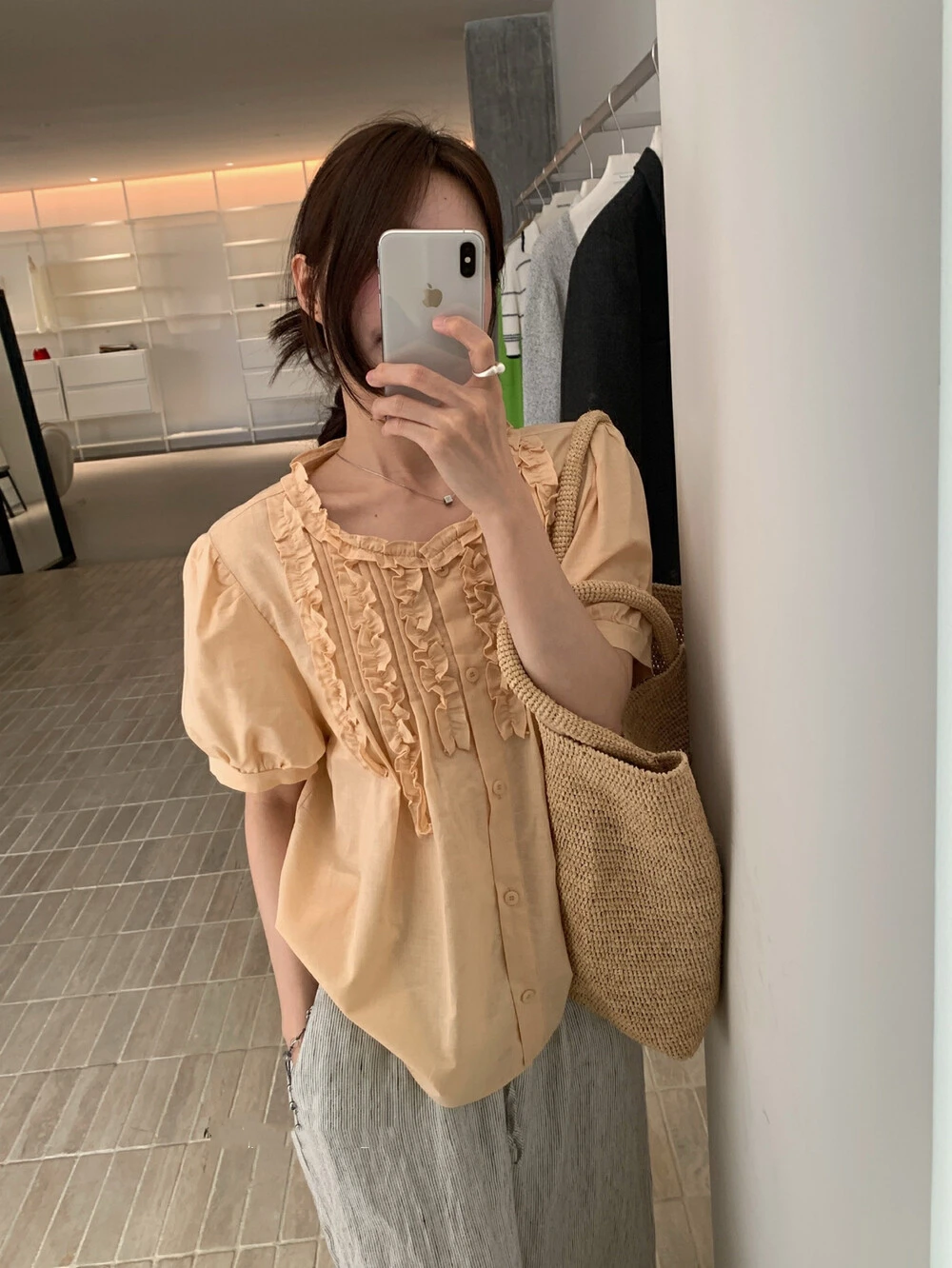 Chic Loose Women's Shirt with Wood Grain Ruffle Single Button Sweet Youthful Small Bubble Sleeve Top Korean Style Slimming
Chic Loose Women's Shirt with Wood Grain Ruffle Single Button Sweet Youthful Small Bubble Sleeve Top Korean Style Slimming