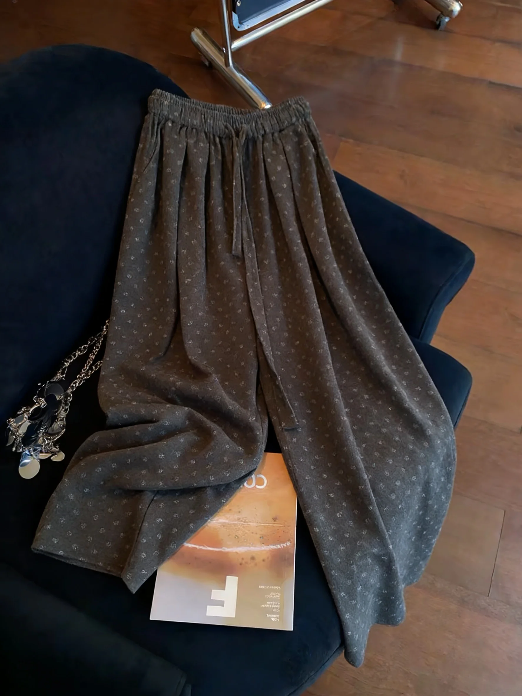 Американские ретро-брюки с цветочным принтом, повседневные, унисекс, весна-осень, свободные, с эластичным поясом, широкие штанины
Американские ретро-брюки с цветочным принтом, повседневные, унисекс, весна-осень, свободные, с эластичным поясом, широкие штанины