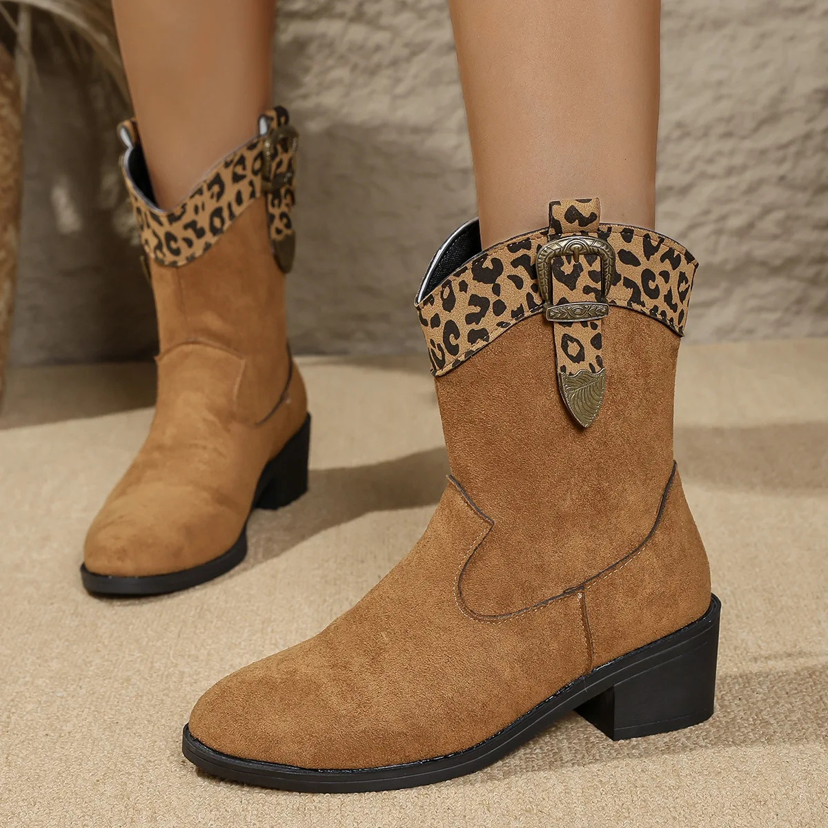 2025 New pointed-toe leopard print mid-heel fashion boots for women, plus-size spliced belt buckle knight boots
2025 New pointed-toe leopard print mid-heel fashion boots for women, plus-size spliced belt buckle knight boots