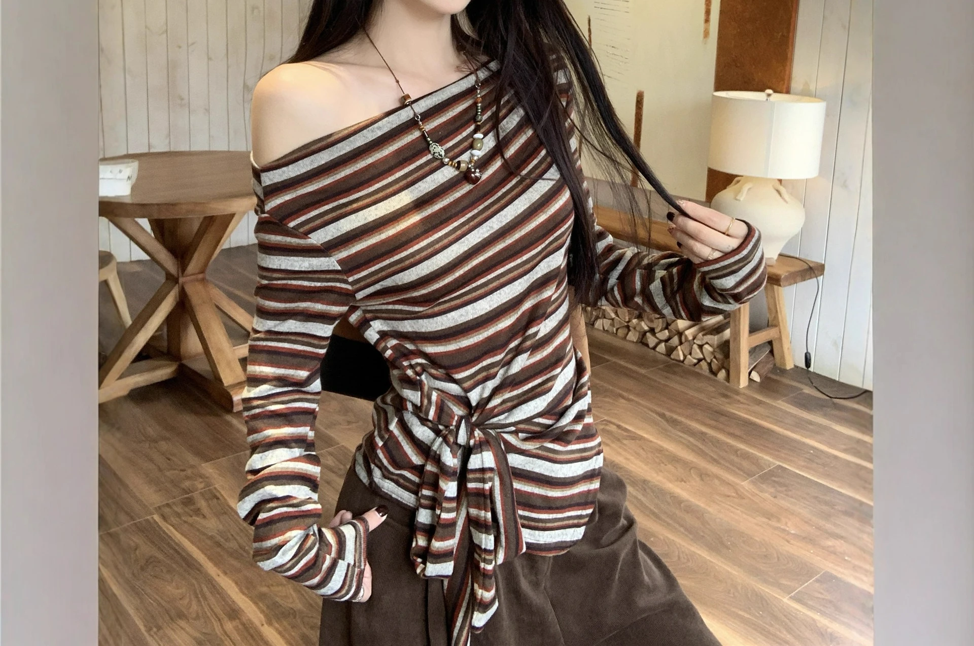 Gentle Wind Retro Striped Slanted Shoulder Long-sleeved T-shirt Women's 2026 Autumn Straps Waist and Thin Off-the-shoulder Top
Gentle Wind Retro Striped Slanted Shoulder Long-sleeved T-shirt Women's 2026 Autumn Straps Waist and Thin Off-the-shoulder Top
