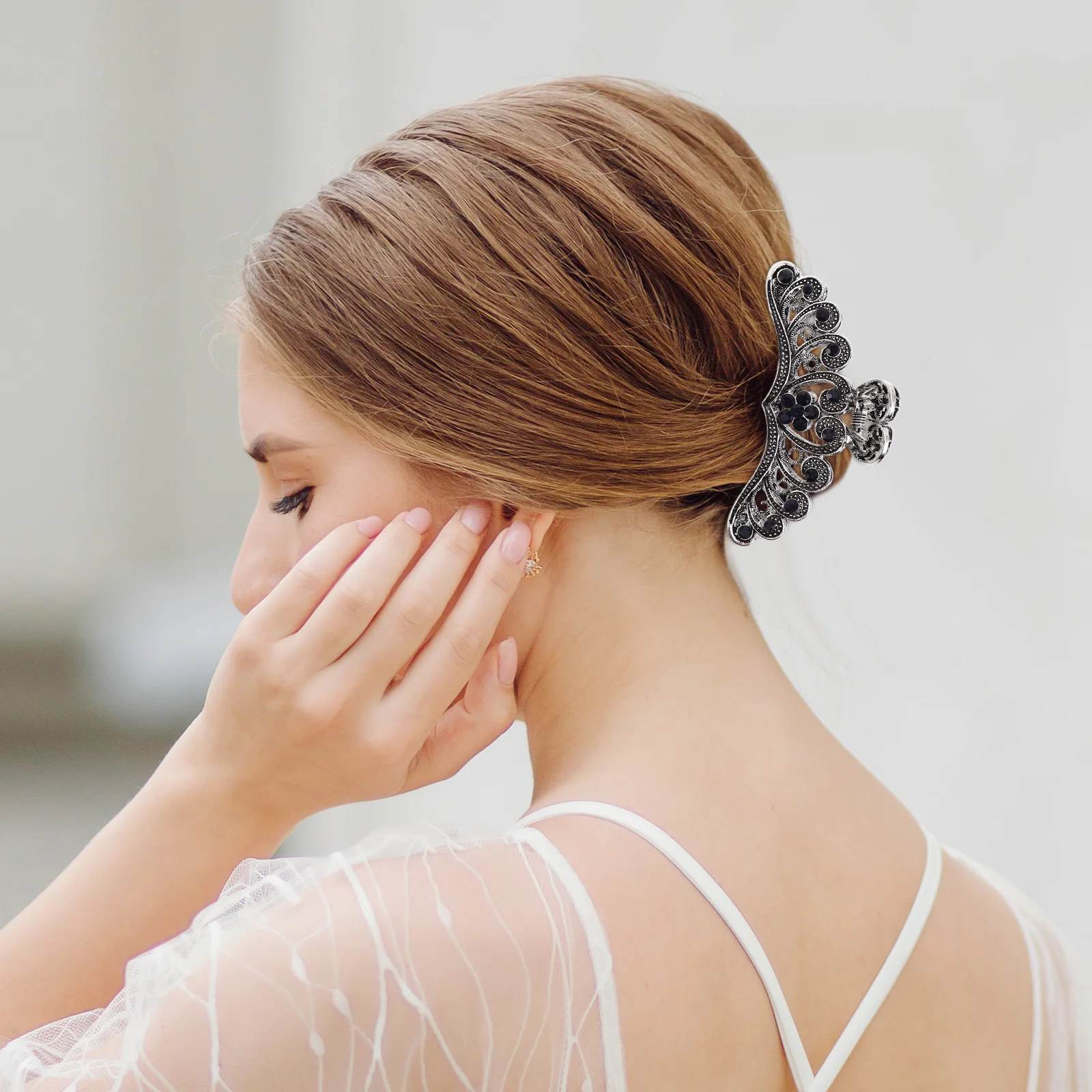 2Pcs Large Sparkling Rhinestone Hair Claws Vintage Crystal Jaw Clips Secure Hold Metal Clamps for Thick Hair Accessories
2Pcs Large Sparkling Rhinestone Hair Claws Vintage Crystal Jaw Clips Secure Hold Metal Clamps for Thick Hair Accessories