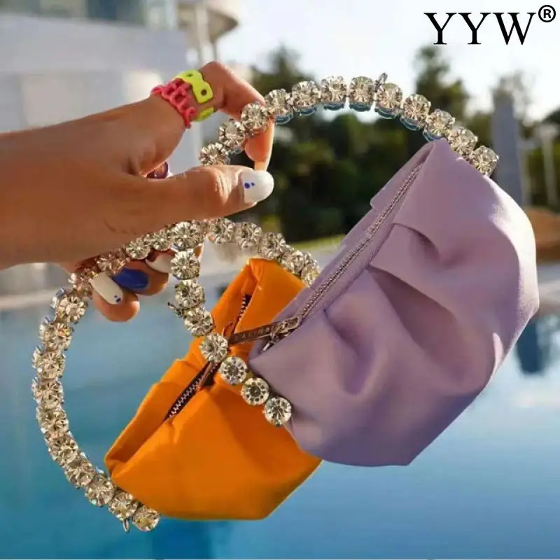 Fashion Mini Diamond Clutch Bag Circular Handle Evening Bag 2022 New Designer Half Moon Purse Wedding Party Round Dinner Clutch
Fashion Mini Diamond Clutch Bag Circular Handle Evening Bag 2022 New Designer Half Moon Purse Wedding Party Round Dinner Clutch