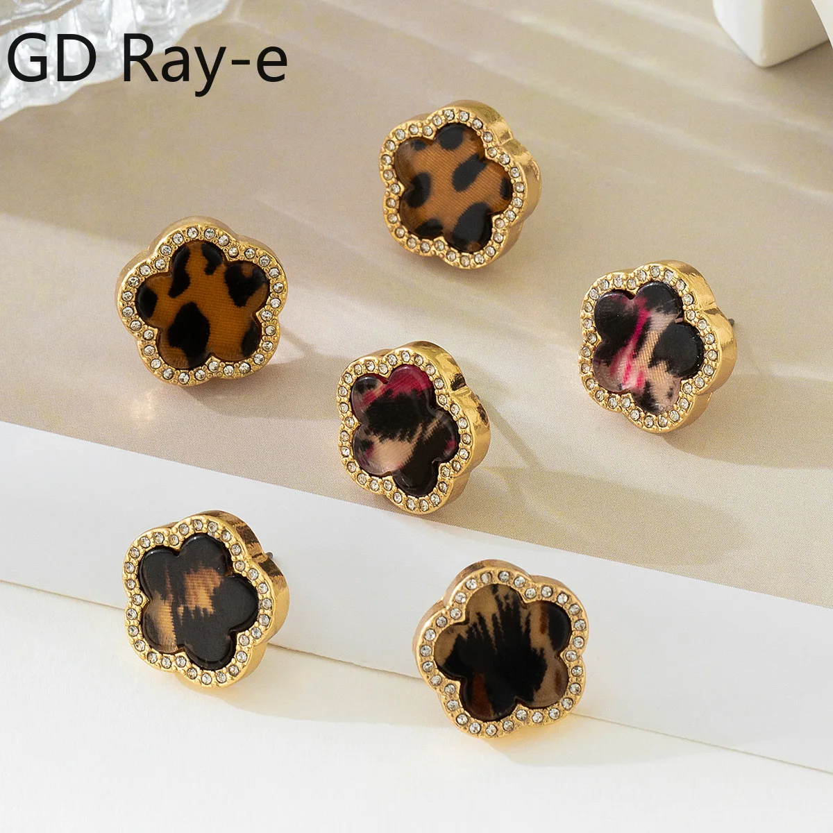 Gold Plated Stainless Steel Leopard Print Five Clover Earrings for Women Fashion Elegant Crystal Post Earring Jewelry Gift
Gold Plated Stainless Steel Leopard Print Five Clover Earrings for Women Fashion Elegant Crystal Post Earring Jewelry Gift