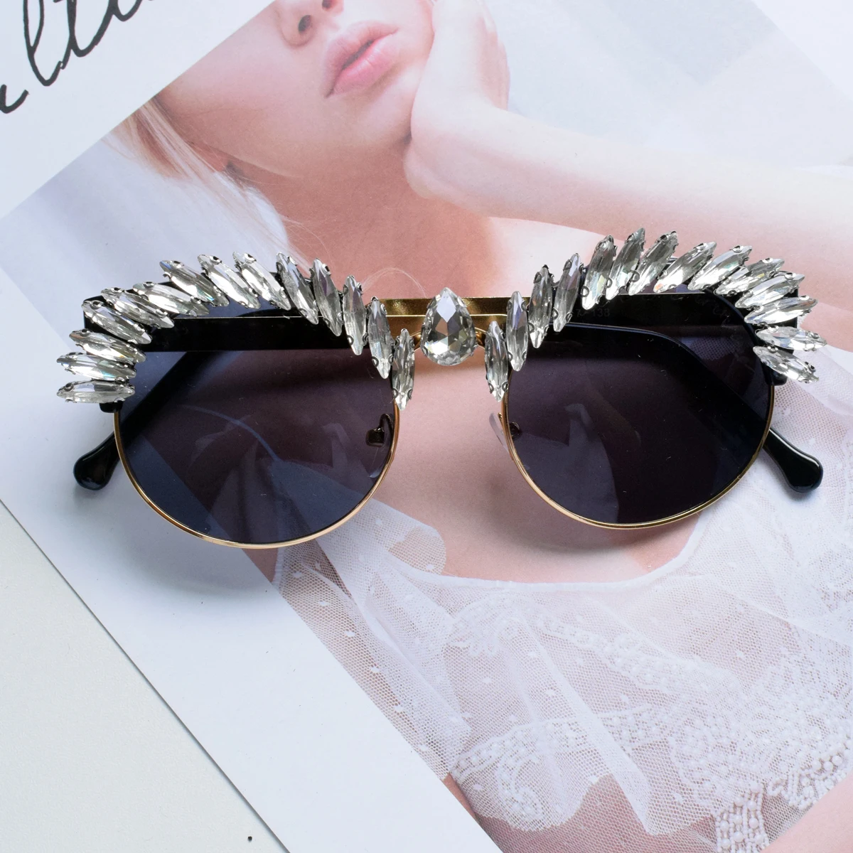 Korean version of rhinestone sunglasses sun protection UV protection sunglasses personalized round frame diamond eyeglasses
Korean version of rhinestone sunglasses sun protection UV protection sunglasses personalized round frame diamond eyeglasses
