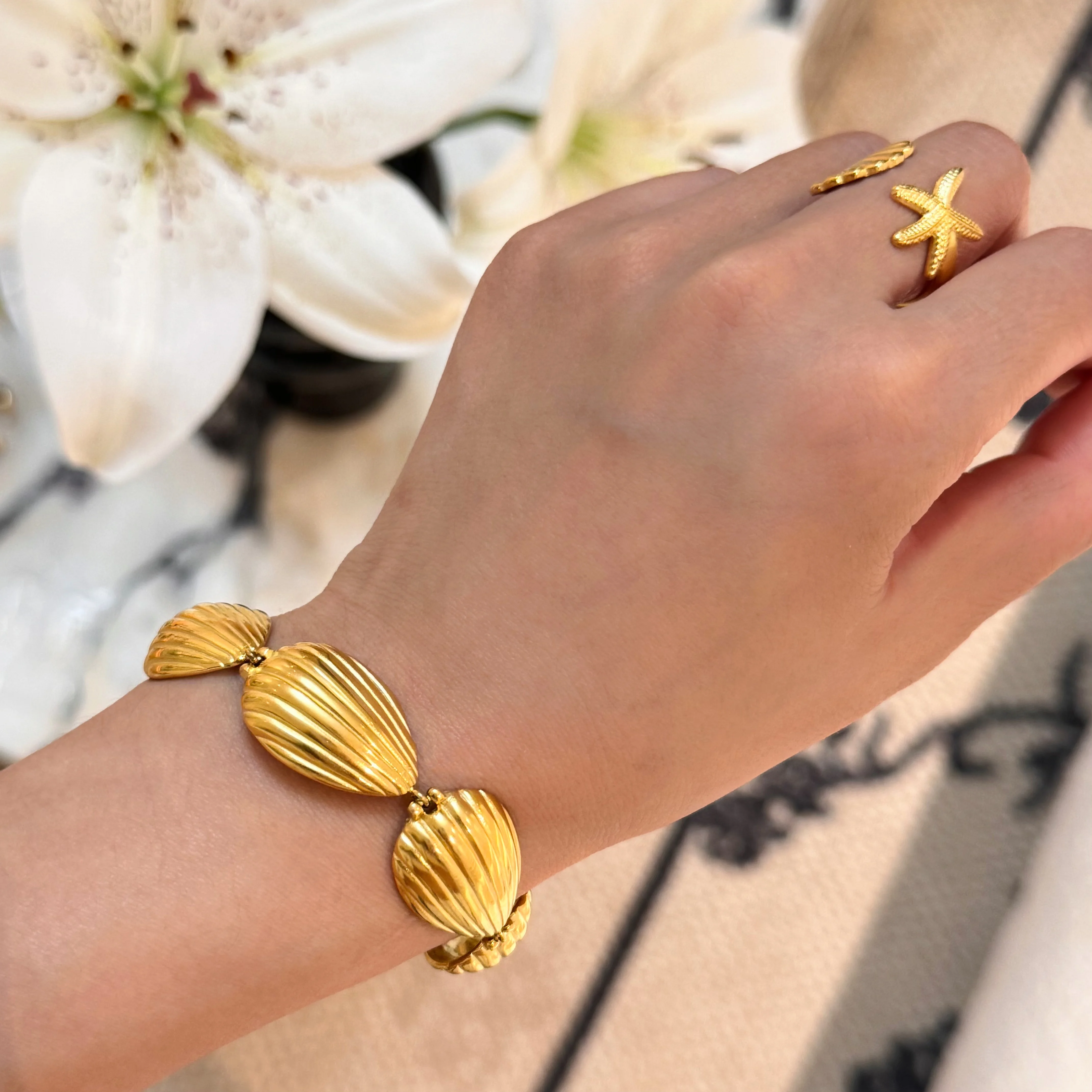 DASEIN New Ins 18k Gold Plated Vintage Seashell Woven Rococo Design Unique Bracelet Stainless Steel High Quality Jewelry Gift
DASEIN New Ins 18k Gold Plated Vintage Seashell Woven Rococo Design Unique Bracelet Stainless Steel High Quality Jewelry Gift