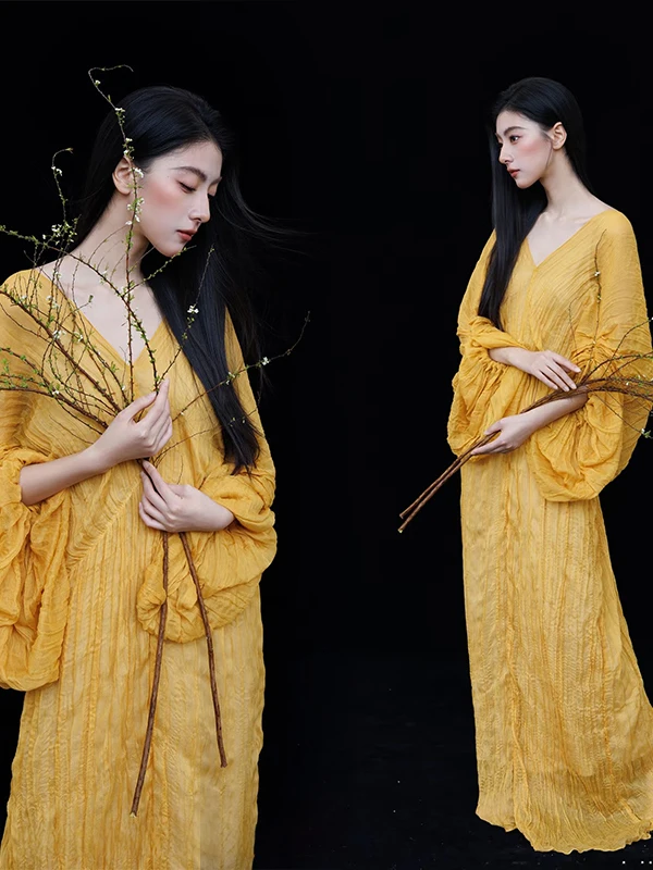 Retro New Chinese Yellow Dress Women's V-neck Lantern Sleeve Pleated Long Dress Photography Costume Spring Art Photography
Retro New Chinese Yellow Dress Women's V-neck Lantern Sleeve Pleated Long Dress Photography Costume Spring Art Photography