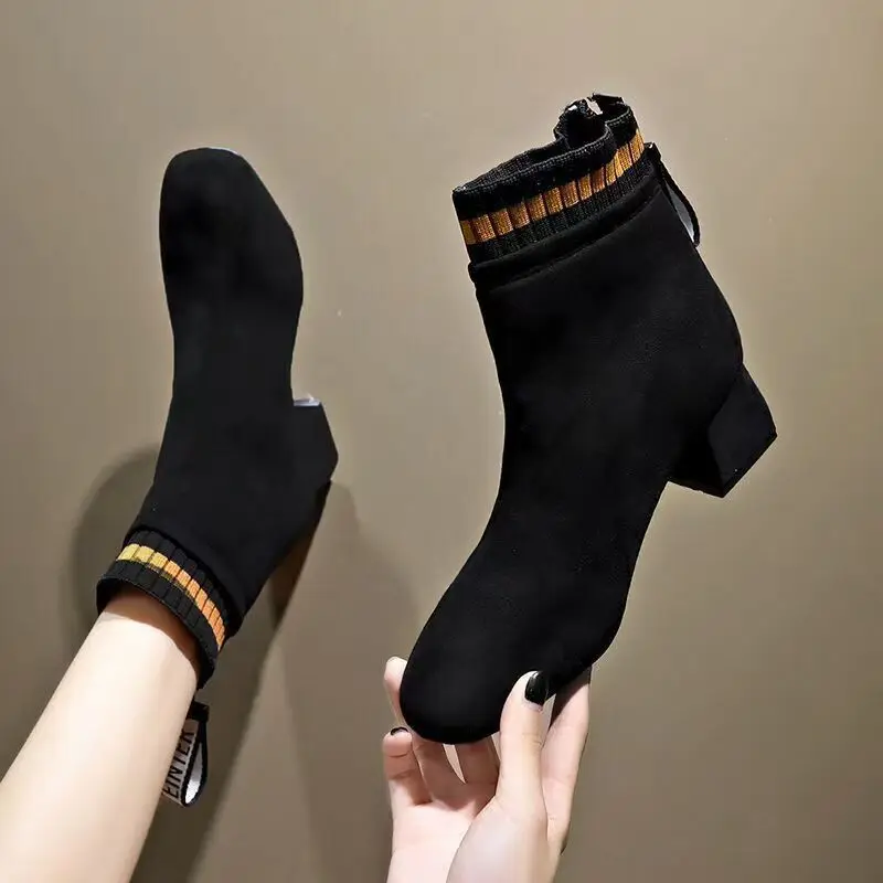 2025 Winter and autumn insulated warm women's boots fashionable and height-increasing slim cotton shoes size 35-43
2025 Winter and autumn insulated warm women's boots fashionable and height-increasing slim cotton shoes size 35-43