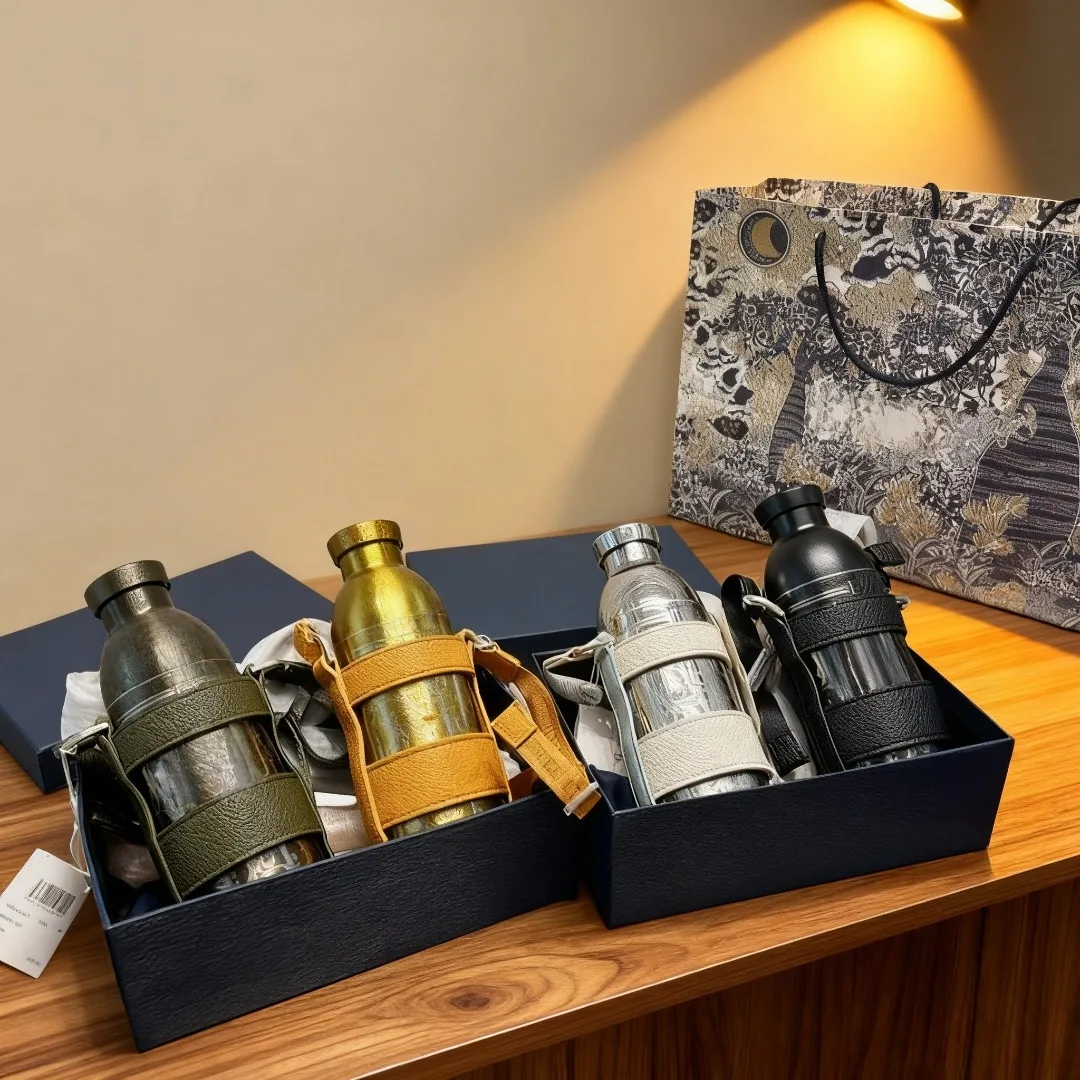 DA510 Luxury Brand Sport Bottles Double-layer Stainless Steel Thermos Cup Couple Outdoor Crossbody Portable Water Kettle Bottle
DA510 Luxury Brand Sport Bottles Double-layer Stainless Steel Thermos Cup Couple Outdoor Crossbody Portable Water Kettle Bottle