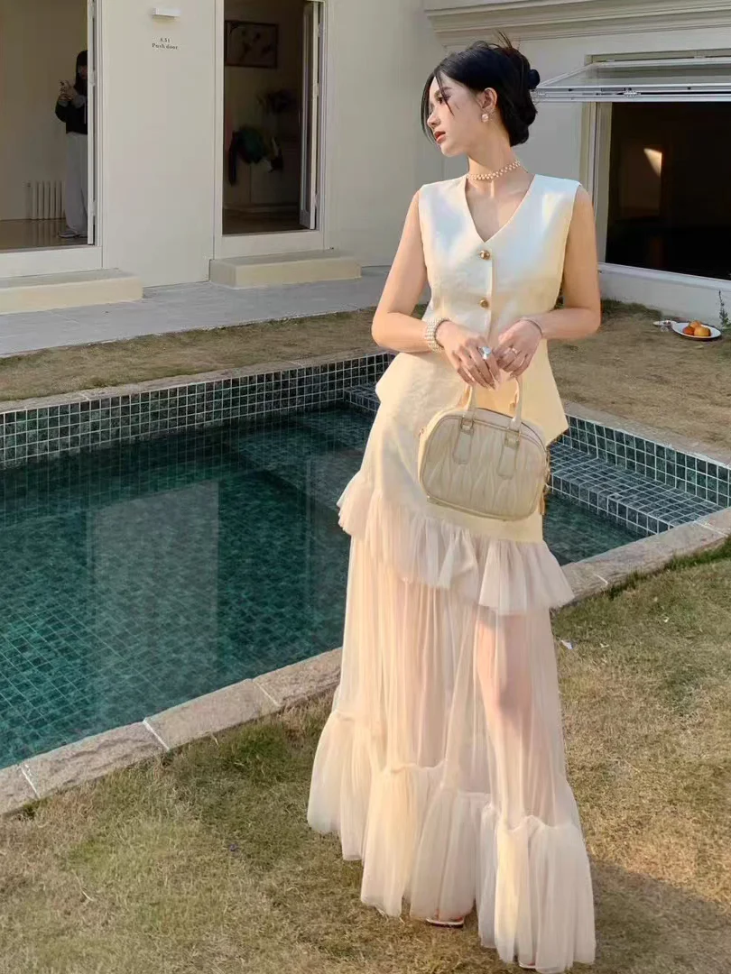 Fashionable Heavy-Worked Sleeveless Vest And Mesh Skirt Two-Piece Set for Women High-Waisted A-Line Skirt V-Neck Button Closure
Fashionable Heavy-Worked Sleeveless Vest And Mesh Skirt Two-Piece Set for Women High-Waisted A-Line Skirt V-Neck Button Closure