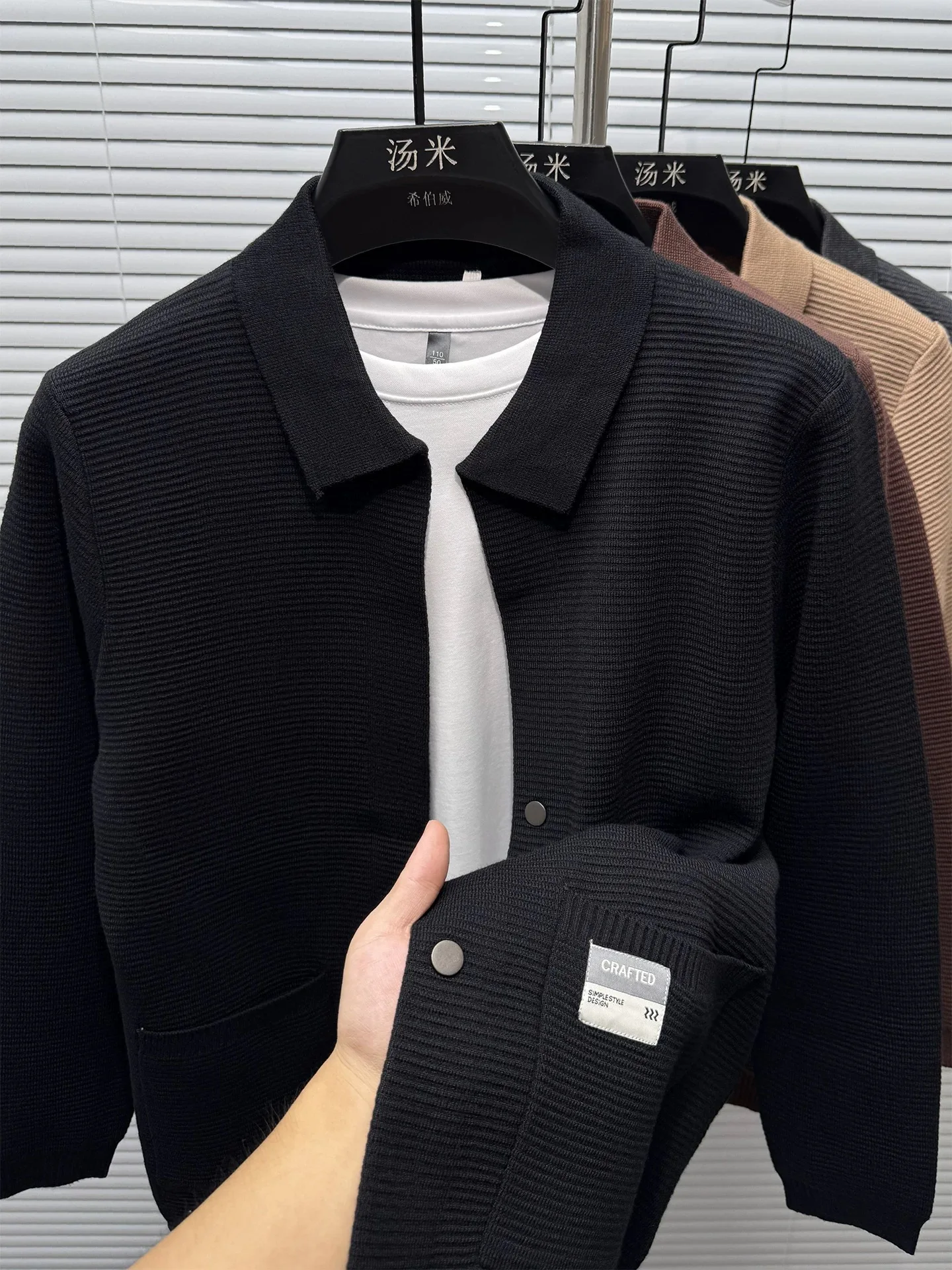 Модные буквы вышивка карманы трикотажные кардиганы мужские высококлассные бренды продаваемые комфортабельные пуговицы перевернутый воротник пальто куртка
Модные буквы вышивка карманы трикотажные кардиганы мужские высококлассные бренды продаваемые комфортабельные пуговицы перевернутый воротник пальто куртка