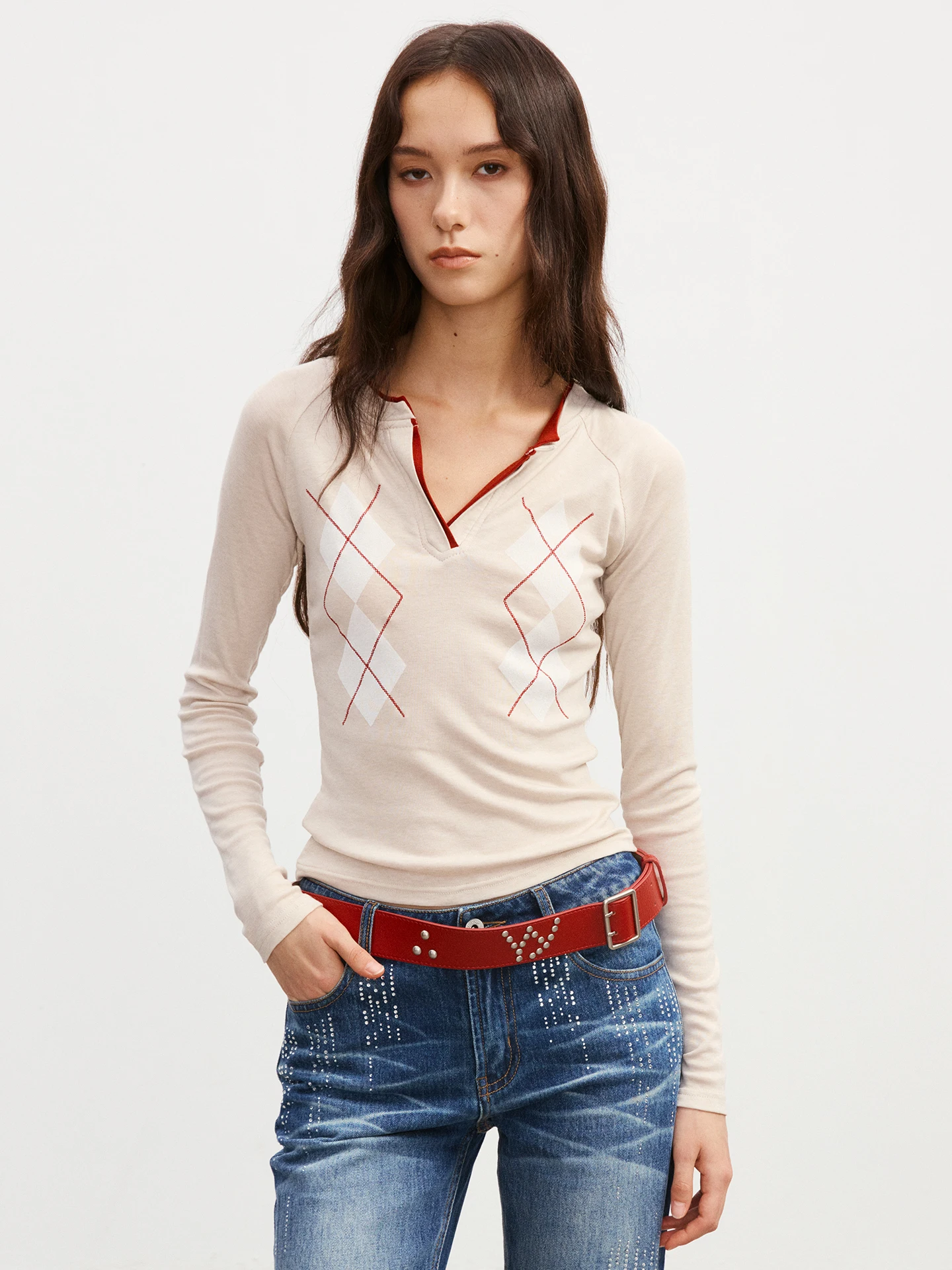 Женский трикотажный топ Holl Slim Fit с V-образным вырезом, длинными рукавами, узором в виде ромбов и креативным дизайном, цвет светло-серый.
Женский трикотажный топ Holl Slim Fit с V-образным вырезом, длинными рукавами, узором в виде ромбов и креативным дизайном, цвет светло-серый.