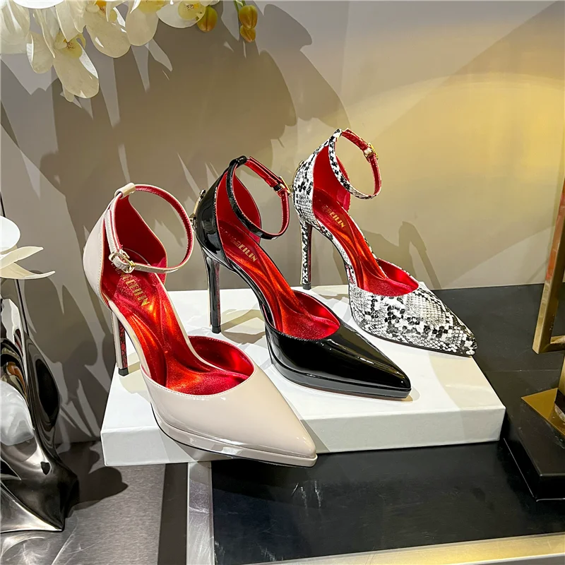 Spring and summer new pointed hollow patent leather waterproof table sandals, banquet metal bags, high-heeled women's shoes
Spring and summer new pointed hollow patent leather waterproof table sandals, banquet metal bags, high-heeled women's shoes