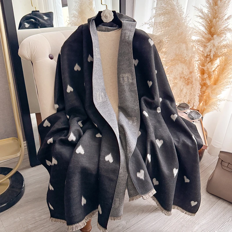 Женский осенне-зимний шарф из искусственного кашемира, шаль-новый жаккардовый узор в форме сердца, теплая защита шеи, поднимается как одеяло
Женский осенне-зимний шарф из искусственного кашемира, шаль-новый жаккардовый узор в форме сердца, теплая защита шеи, поднимается как одеяло