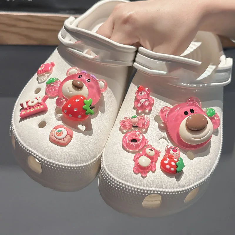12pcs/set Strawberry Bear Shoes Accessories Disney Cartoon Kawaii Hole Shoes Buckle Set Diy Decoration Removable Girl for Gift
12pcs/set Strawberry Bear Shoes Accessories Disney Cartoon Kawaii Hole Shoes Buckle Set Diy Decoration Removable Girl for Gift