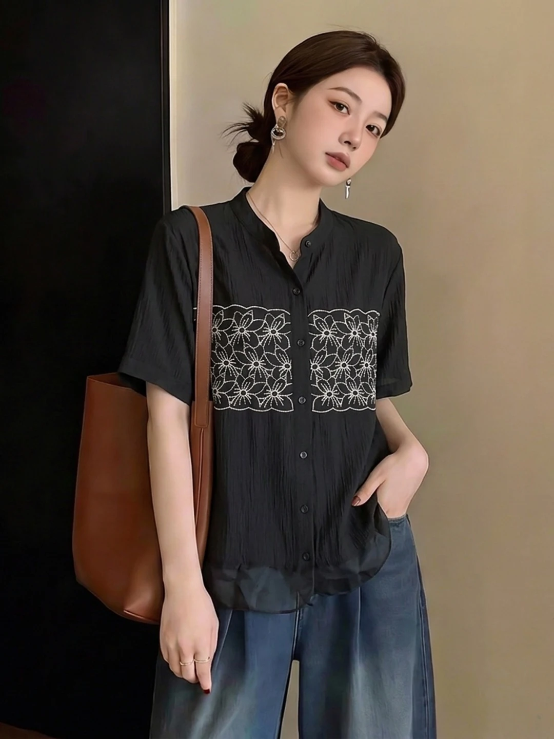 plus Size Stylish Black Embroidered Short Sleeve Shirt Women Summer 2026 New Loose Meat Concealing Slimming Top for Girls
plus Size Stylish Black Embroidered Short Sleeve Shirt Women Summer 2026 New Loose Meat Concealing Slimming Top for Girls