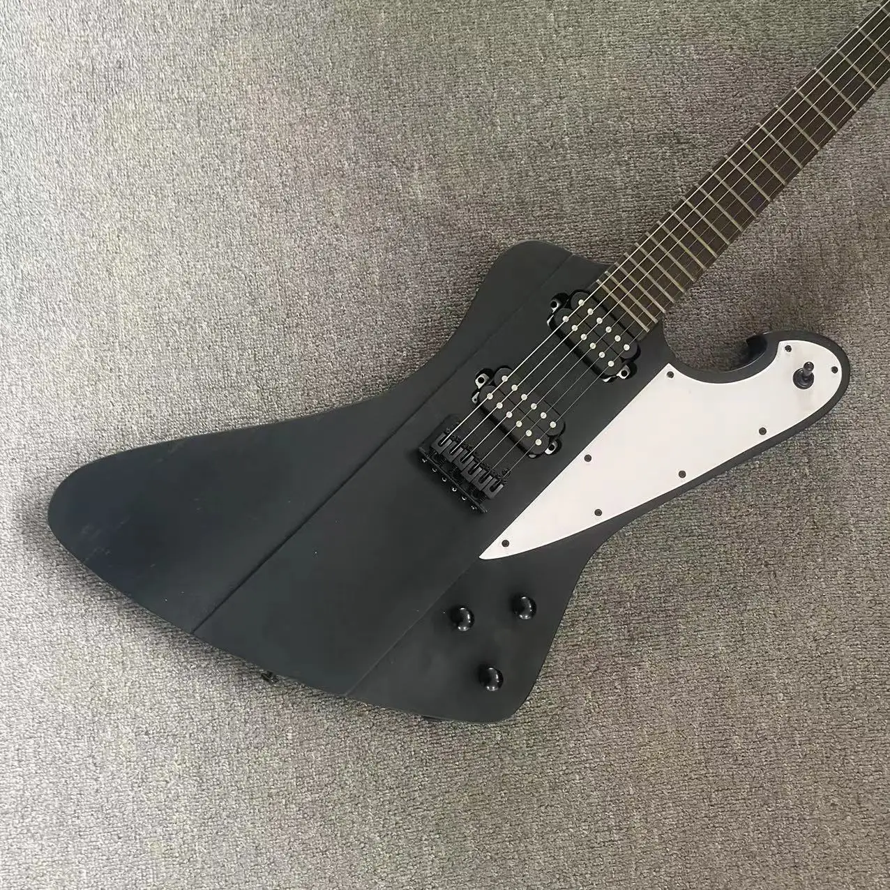 Alien 6-string electric guitar with the same body, black body, matte color, rose wood fingerboard, maple wood track, open pickup
Alien 6-string electric guitar with the same body, black body, matte color, rose wood fingerboard, maple wood track, open pickup