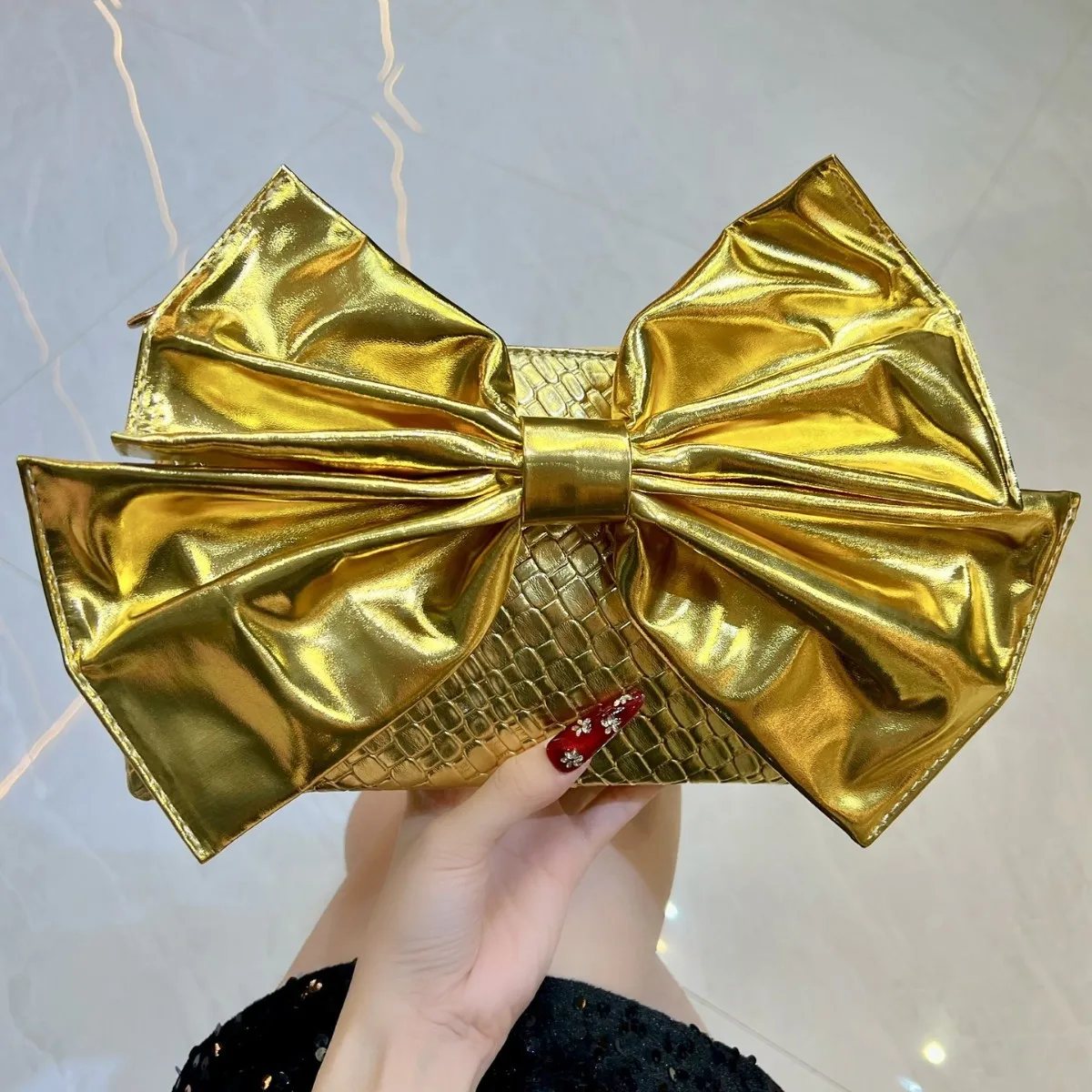 Gold Silver PU Big Bow-knot Clutch Fashion Simple Chain Shoulder Bag Crossbody For Women Prom Party Purse Evening Bag Femme 2025
Gold Silver PU Big Bow-knot Clutch Fashion Simple Chain Shoulder Bag Crossbody For Women Prom Party Purse Evening Bag Femme 2025