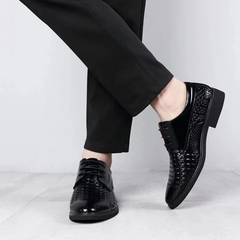 Легкая однотонная мужская обувь на низком каблуке с сеткой, итальянский костюм из воловьей кожи, роскошная дизайнерская черная обувь, официальные модельные туфли для мужчин
Легкая однотонная мужская обувь на низком каблуке с сеткой, итальянский костюм из воловьей кожи, роскошная дизайнерская черная обувь, официальные модельные туфли для мужчин