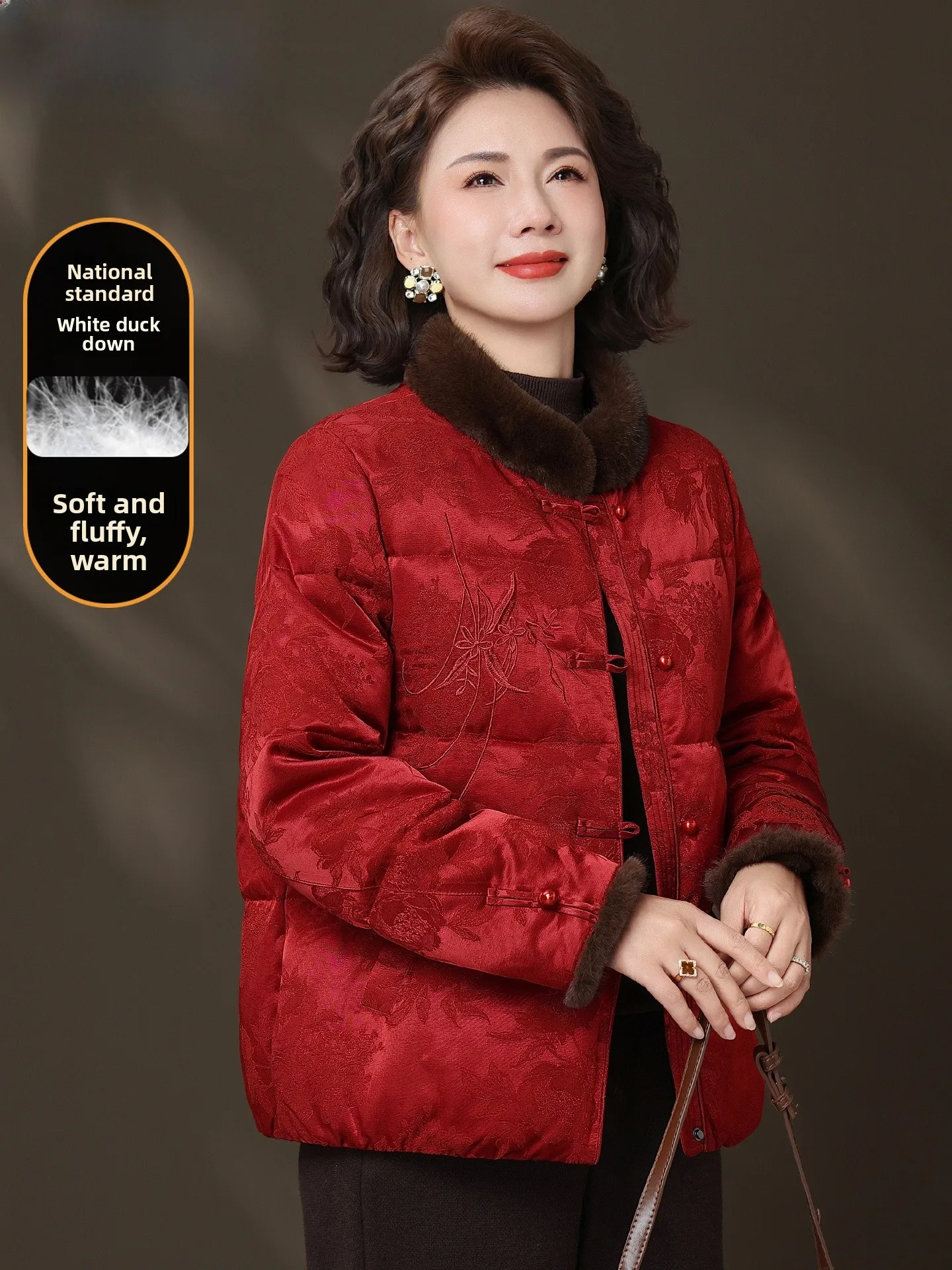 Новое китайское зимнее пальто для женщин: очень теплое, с наполнителем из пуха, в традиционном национальном стиле, костюм Тан.
Новое китайское зимнее пальто для женщин: очень теплое, с наполнителем из пуха, в традиционном национальном стиле, костюм Тан.
