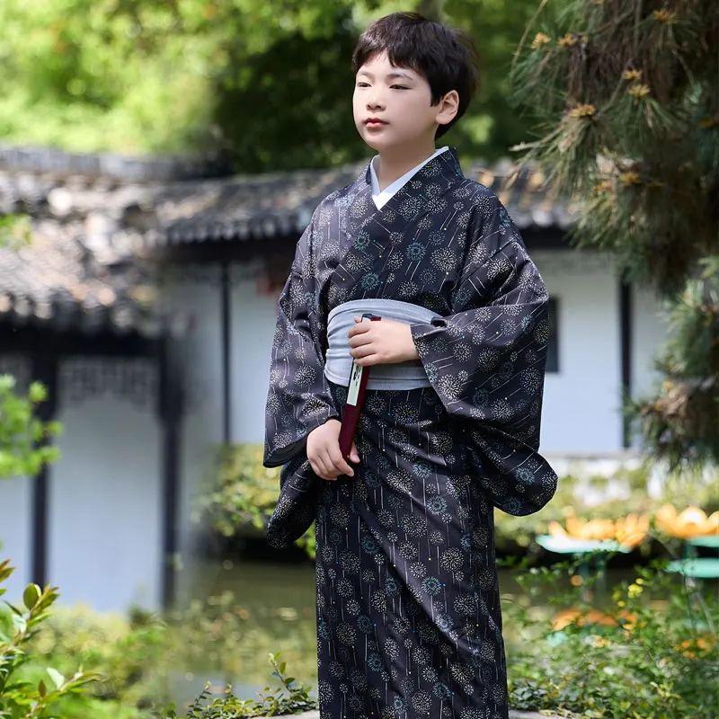 Японское кимоно для мальчиков, самурайский халат с поясом, лето-осень, традиционное кимоно, халат юката
Японское кимоно для мальчиков, самурайский халат с поясом, лето-осень, традиционное кимоно, халат юката