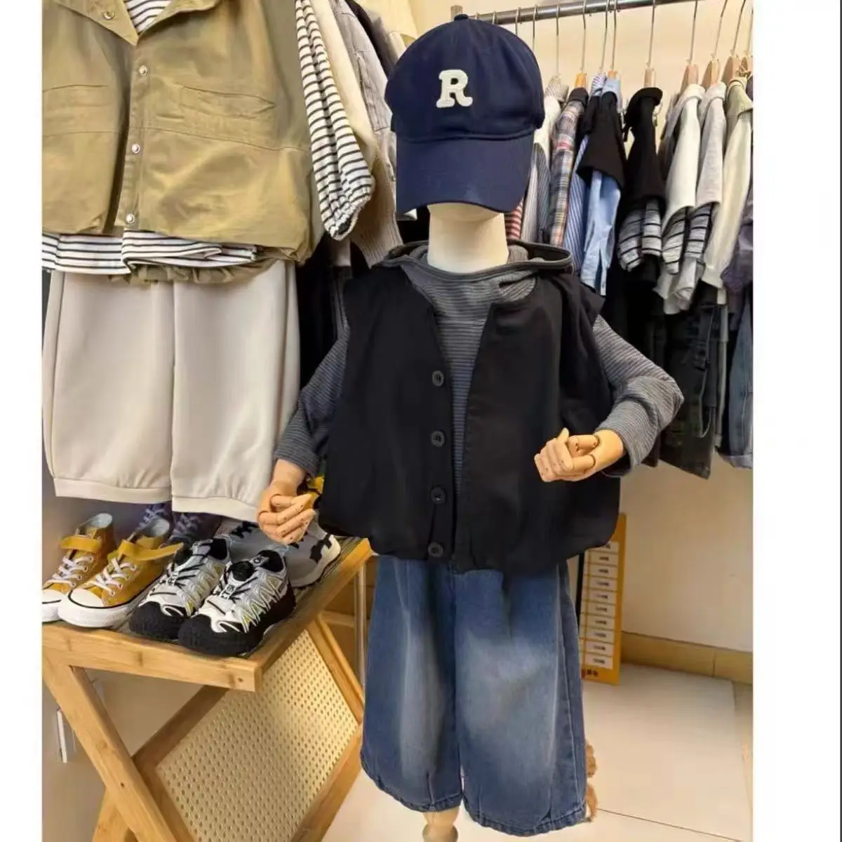 Boys' Spring and Autumn Set 2025 New Fashionable Children's Hoodie Sweater Vest Jeans Three-Piece Set 
Boys' Spring and Autumn Set 2025 New Fashionable Children's Hoodie Sweater Vest Jeans Three-Piece Set