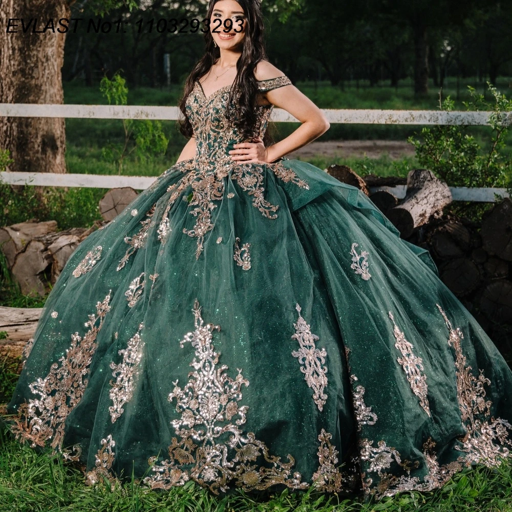 EVLAST блестящее темно-зеленое бальное платье Quinceanera по индивидуальному заказу, золотое кружевное платье с аппликацией и бисером, Sweet 16, Vestidos De 15 Anos E1QN21
EVLAST блестящее темно-зеленое бальное платье Quinceanera по индивидуальному заказу, золотое кружевное платье с аппликацией и бисером, Sweet 16, Vestidos De 15 Anos E1QN21