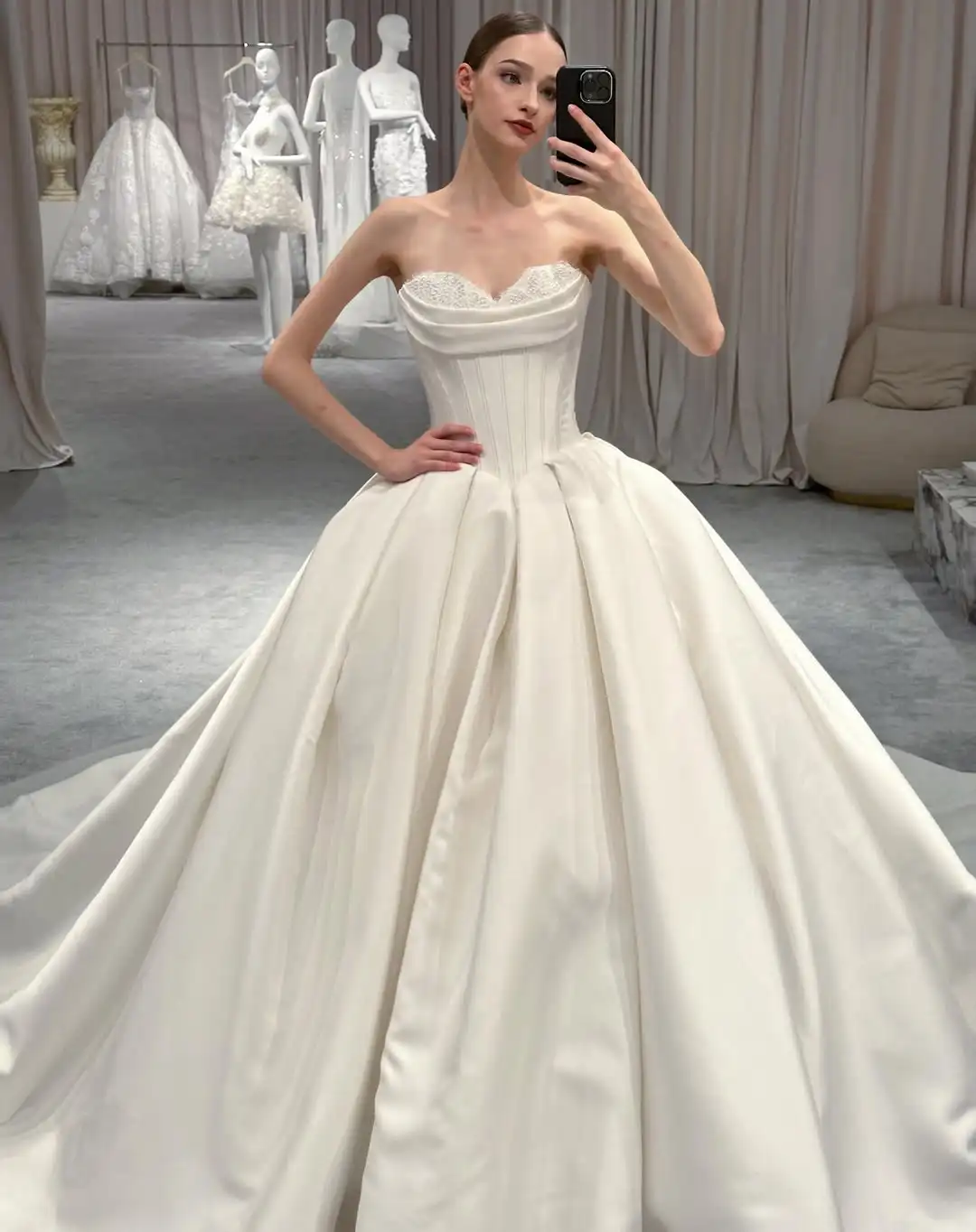 Luxury Satin Ball Gown Wedding Dress Strapless Sweetheart Neck Lace Up Back Bridal Gown Court Train customized Vestido de novia
Luxury Satin Ball Gown Wedding Dress Strapless Sweetheart Neck Lace Up Back Bridal Gown Court Train customized Vestido de novia