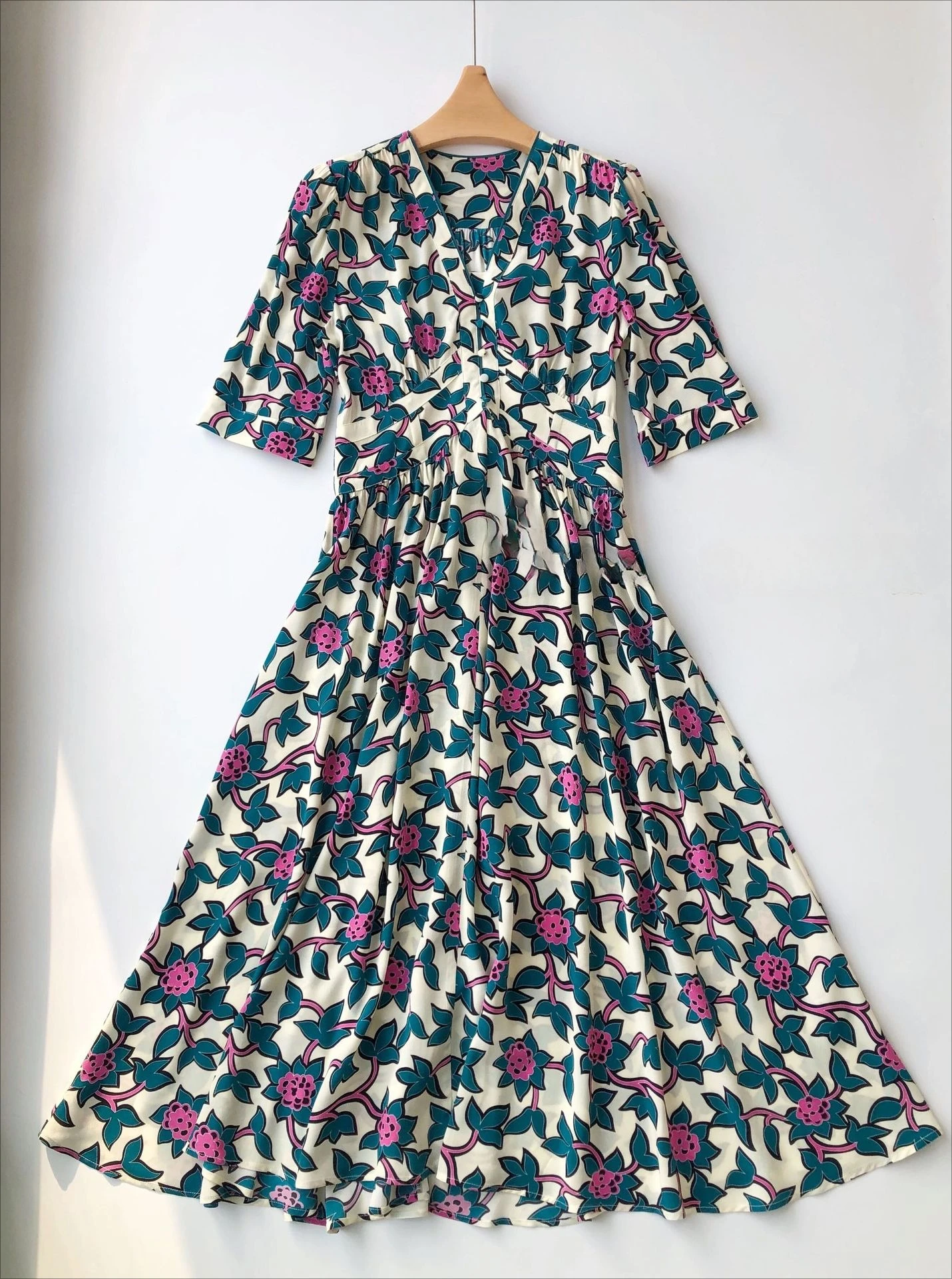 Spring Sultry · DV Wisteria Flower Series, Fresh Green Pink Vine Print Long V-neck Medium-sleeved Dress
Spring Sultry · DV Wisteria Flower Series, Fresh Green Pink Vine Print Long V-neck Medium-sleeved Dress