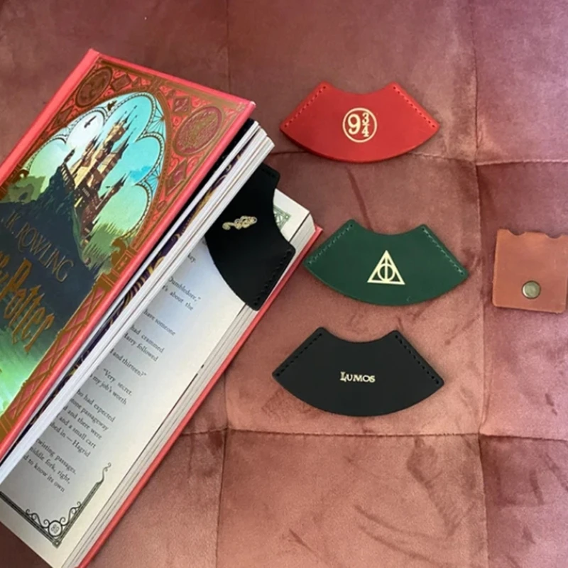5Pcs Novelty Bookmarks Fan Shaped Corner Page Book Mark Leather Bookmarks Page Divider for Teacher Reader Book Lover
5Pcs Novelty Bookmarks Fan Shaped Corner Page Book Mark Leather Bookmarks Page Divider for Teacher Reader Book Lover