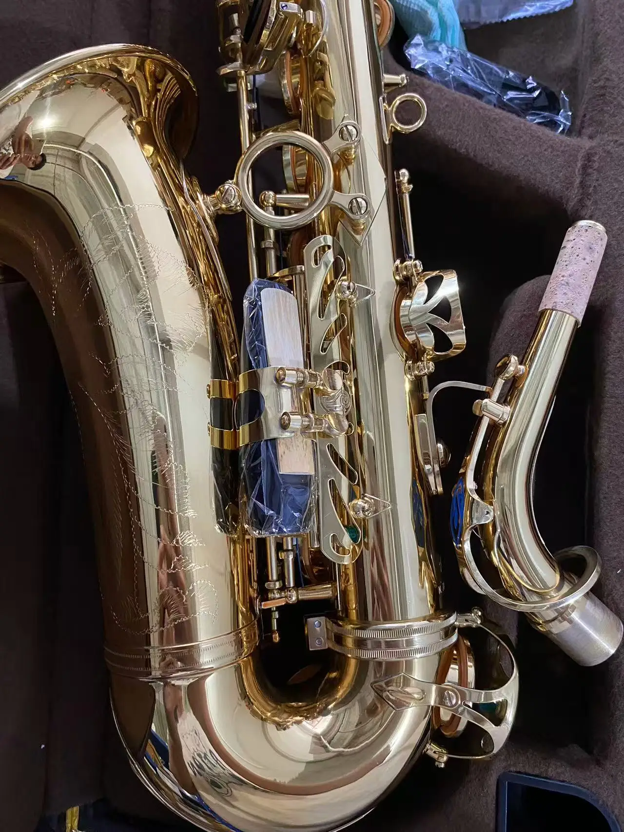Type 54 lacquered gold brass alto saxophone in E-flat key professional playing saxophone instrument
Type 54 lacquered gold brass alto saxophone in E-flat key professional playing saxophone instrument