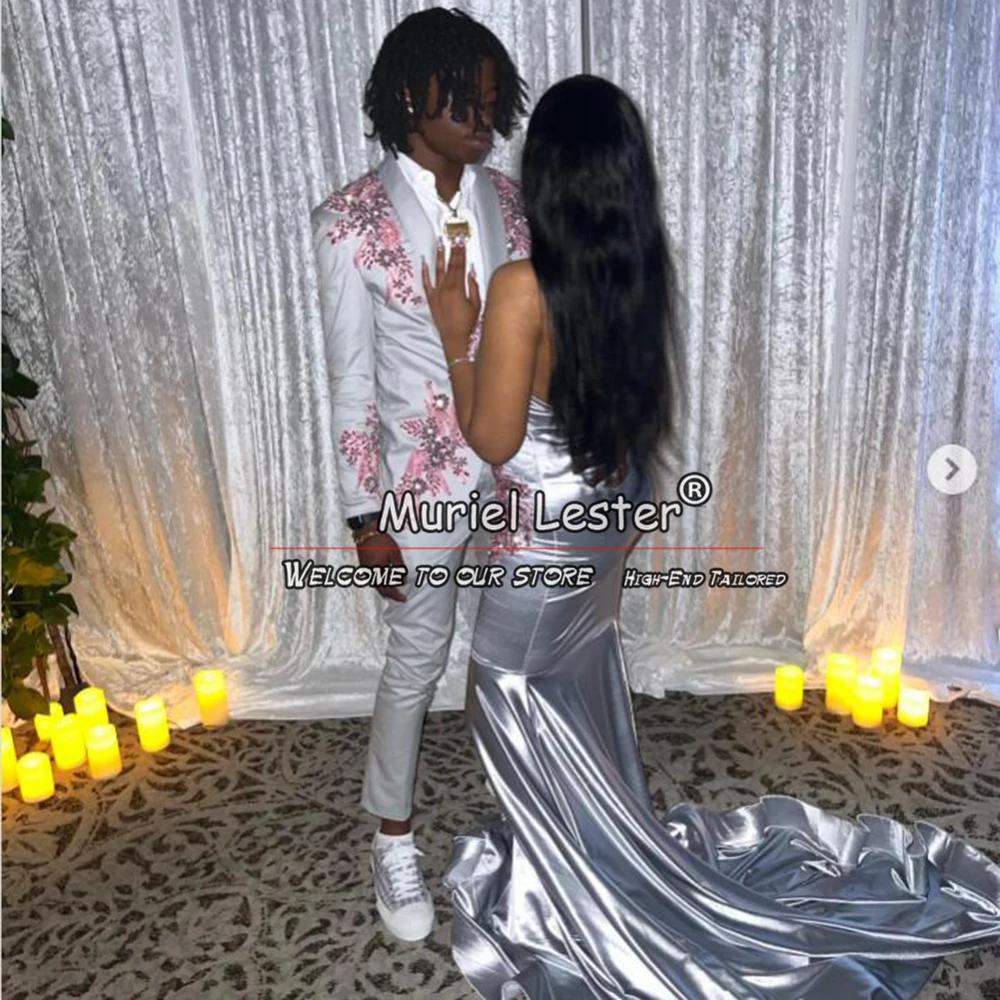 Boyfriend Wedding Suits Luxury Pink Sparkly Beaded Stone Grey Groom Tuxedos Tailor Made Man Fashion Terno Masculinos Completo
Boyfriend Wedding Suits Luxury Pink Sparkly Beaded Stone Grey Groom Tuxedos Tailor Made Man Fashion Terno Masculinos Completo
