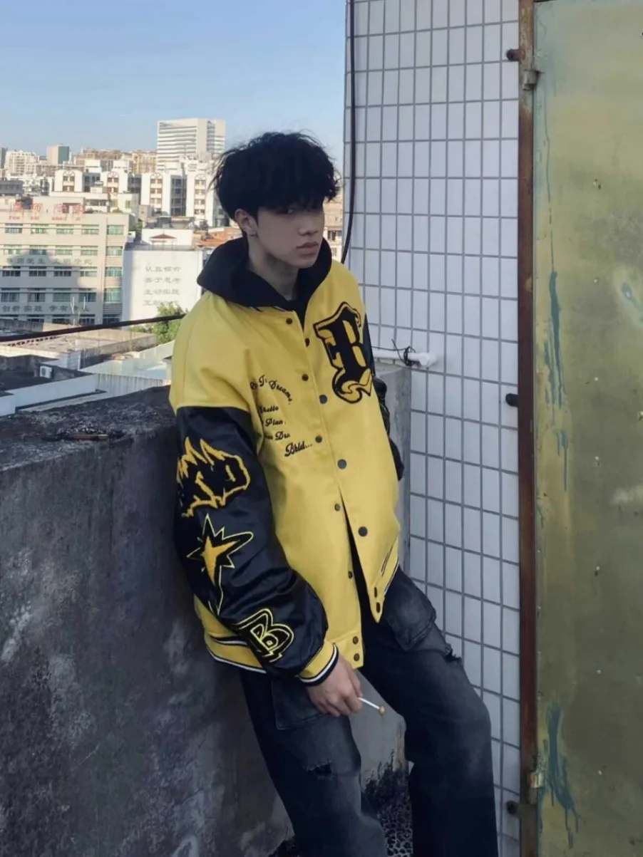 Американская винтажная желтая бейсбольная куртка в стиле ретро для мужчин, весенне-осенняя, из искусственной кожи с лоскутным дизайном, молодежная модная куртка в уличном стиле
Американская винтажная желтая бейсбольная куртка в стиле ретро для мужчин, весенне-осенняя, из искусственной кожи с лоскутным дизайном, молодежная модная куртка в уличном стиле