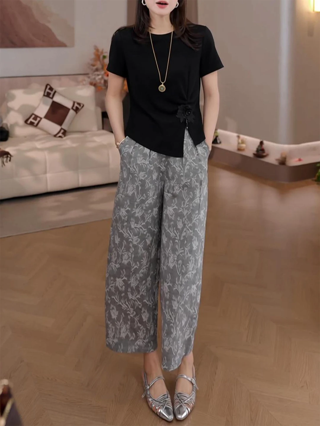 Laid-back Style Women's Summer Fashion Set Short Sleeve T-shirt Top Wide Leg Pants Nine Points Two-piece Set Casual Commute
Laid-back Style Women's Summer Fashion Set Short Sleeve T-shirt Top Wide Leg Pants Nine Points Two-piece Set Casual Commute