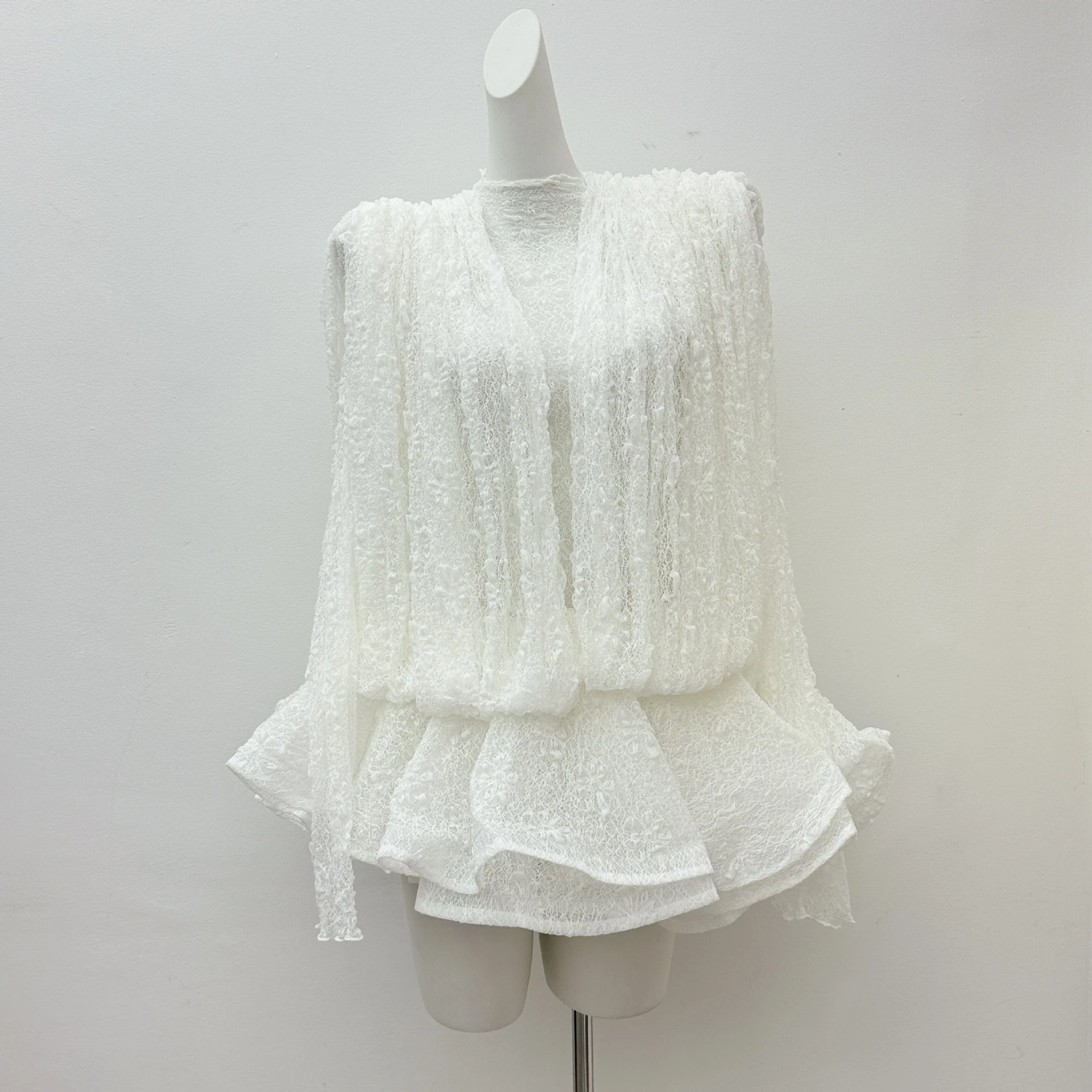 Модный комплект: прозрачный жилет и короткая юбка с кружевной отделкой, свободный крой, V-образный вырез, длинный рукав, для повседневной носки
Модный комплект: прозрачный жилет и короткая юбка с кружевной отделкой, свободный крой, V-образный вырез, длинный рукав, для повседневной носки